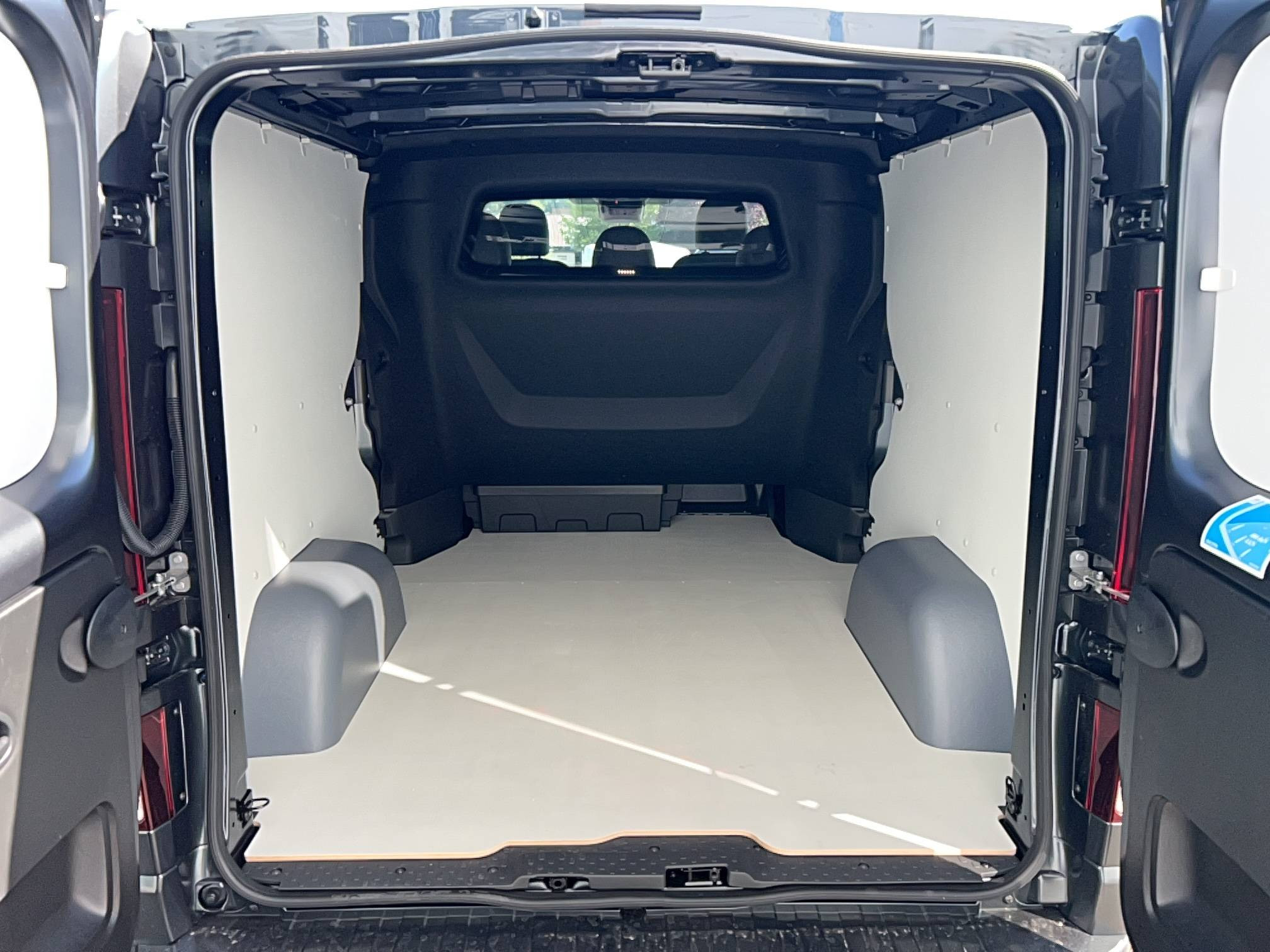 Vente en ligne Renault Trafic Cabine Approfondie TRAFIC CA BLUE DCI 170 L2H1 3T AUTO au prix de 42 980 €