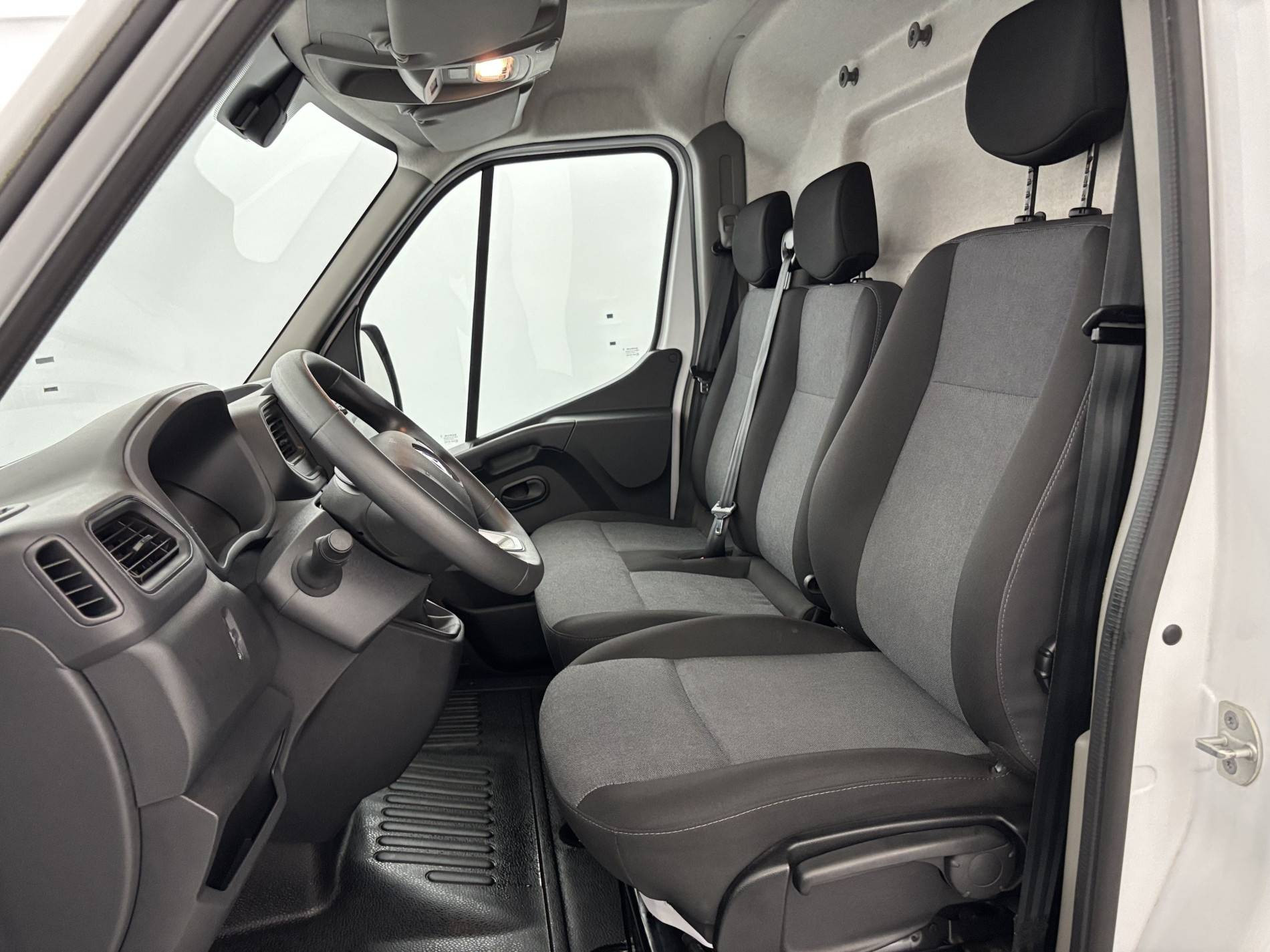 Vente en ligne Renault Master Fourgon MASTER FGN TRAC F3500 L2H2 BLUE DCI 135 au prix de 22 990 €