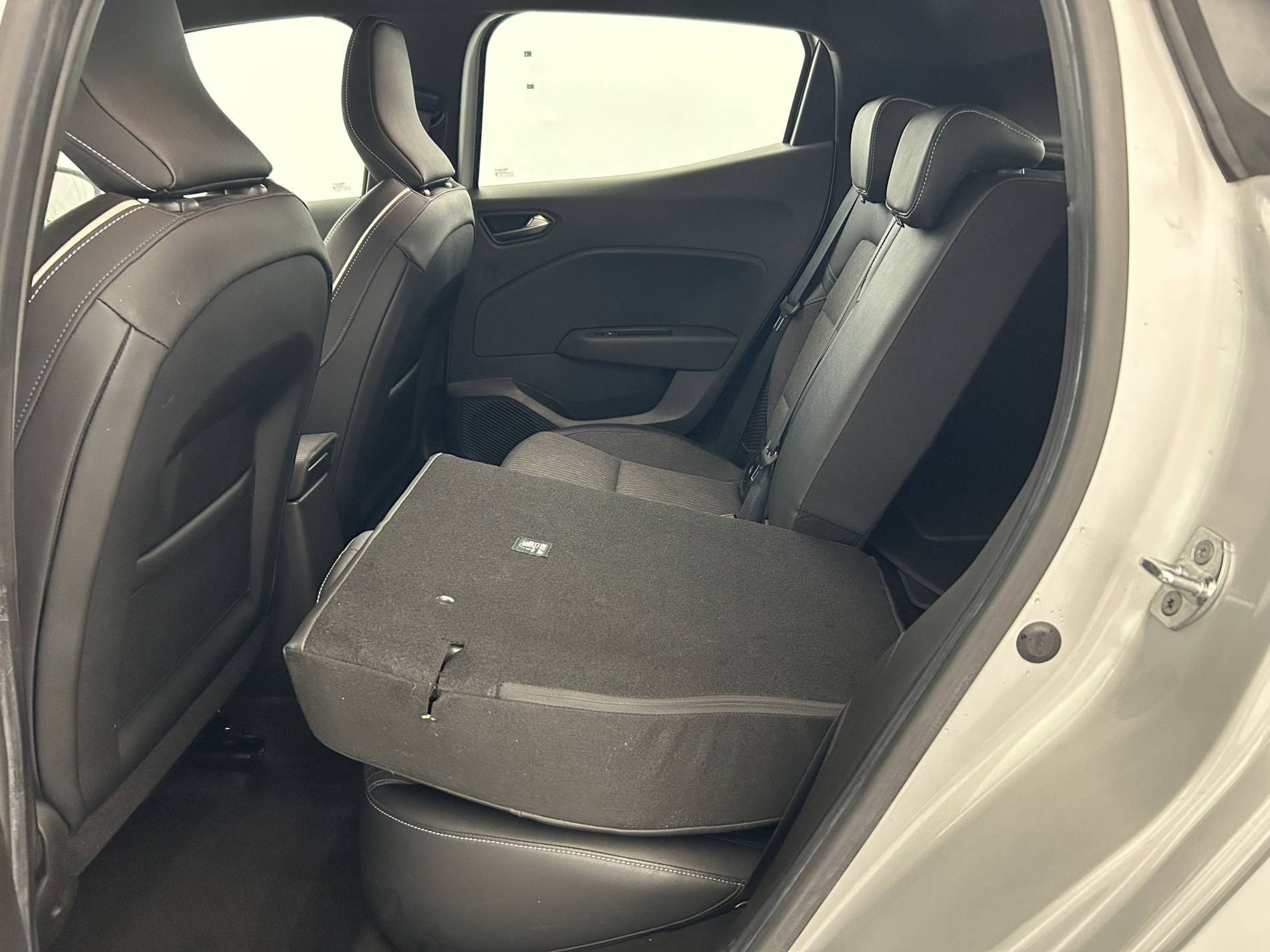 Vente en ligne Renault Clio 5 Clio E-Tech 140 - 21N au prix de 16 890 €
