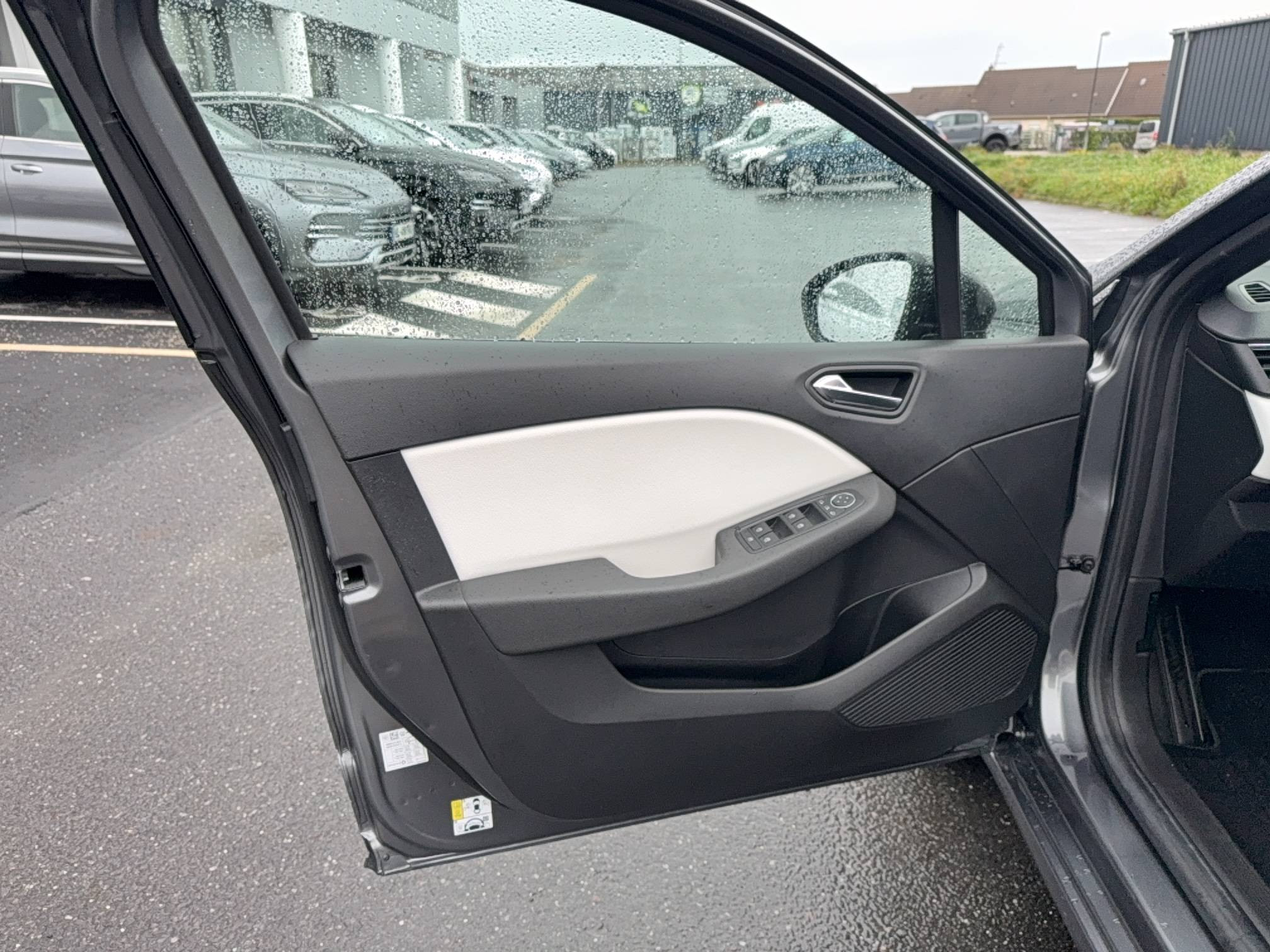 Vente en ligne Renault Clio 5 Clio E-Tech full hybrid 145 au prix de 15 990 €