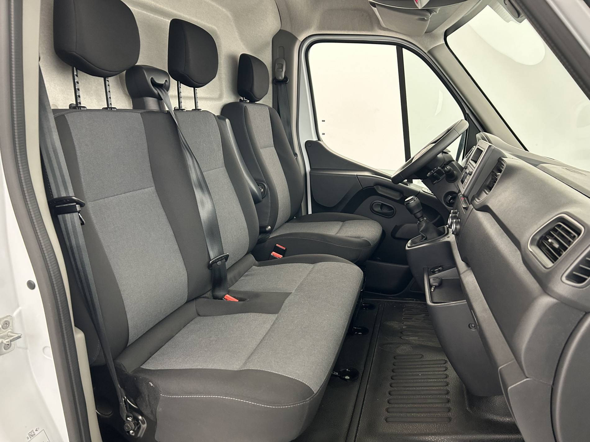 Vente en ligne Renault Master Fourgon MASTER FGN TRAC F3500 L3H3 BLUE DCI 135 au prix de 27 990 €