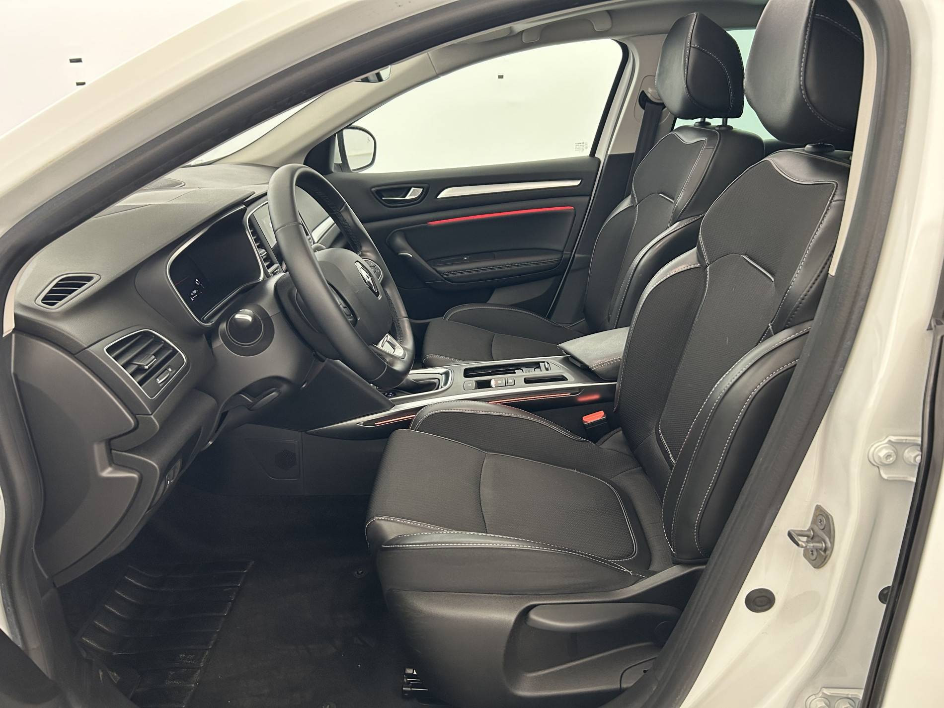 Vente en ligne Renault Megane 4  TCe 140 EDC au prix de 20 697 €