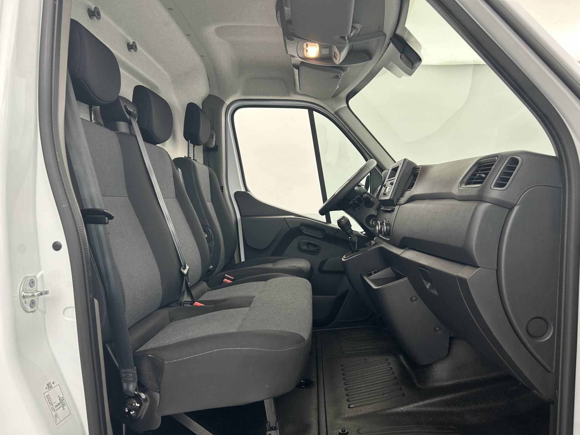 Vente en ligne Renault Master Fourgon MASTER FGN TRAC F3500 L3H3 BLUE DCI 135 au prix de 28 790 €
