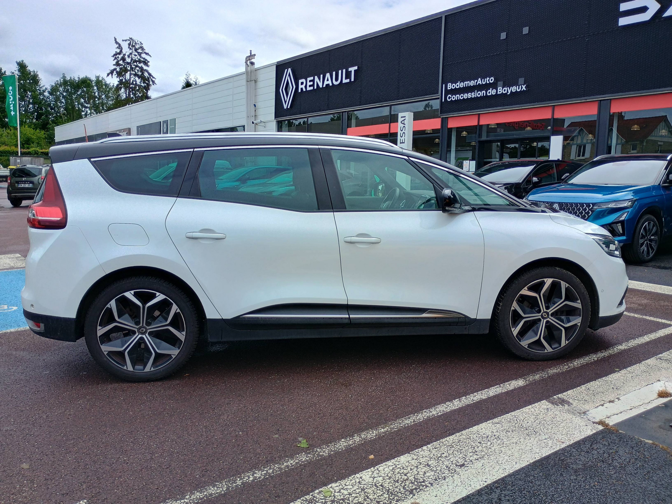 Vente en ligne Renault Grand Scenic 4 Grand Scenic TCe 140 EDC au prix de 22 590 €