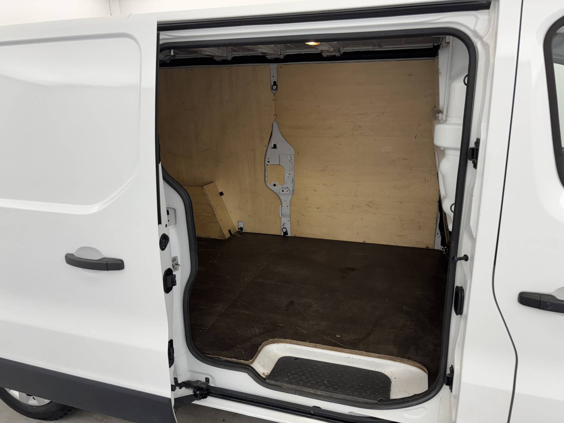Vente en ligne Renault Trafic 3 Fourgon TRAFIC FGN L2H1 1300 KG DCI 120 au prix de 18 490 €