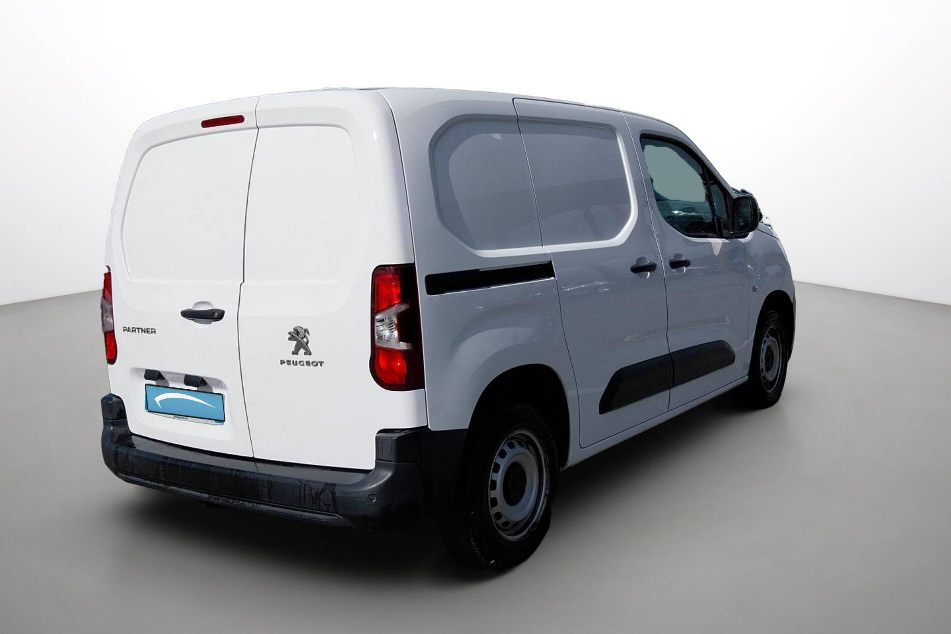 Vente en ligne Peugeot Partner Fourgon  STANDARD 650 KG BLUEHDI 100 S&S BVM5 au prix de 11 990 €
