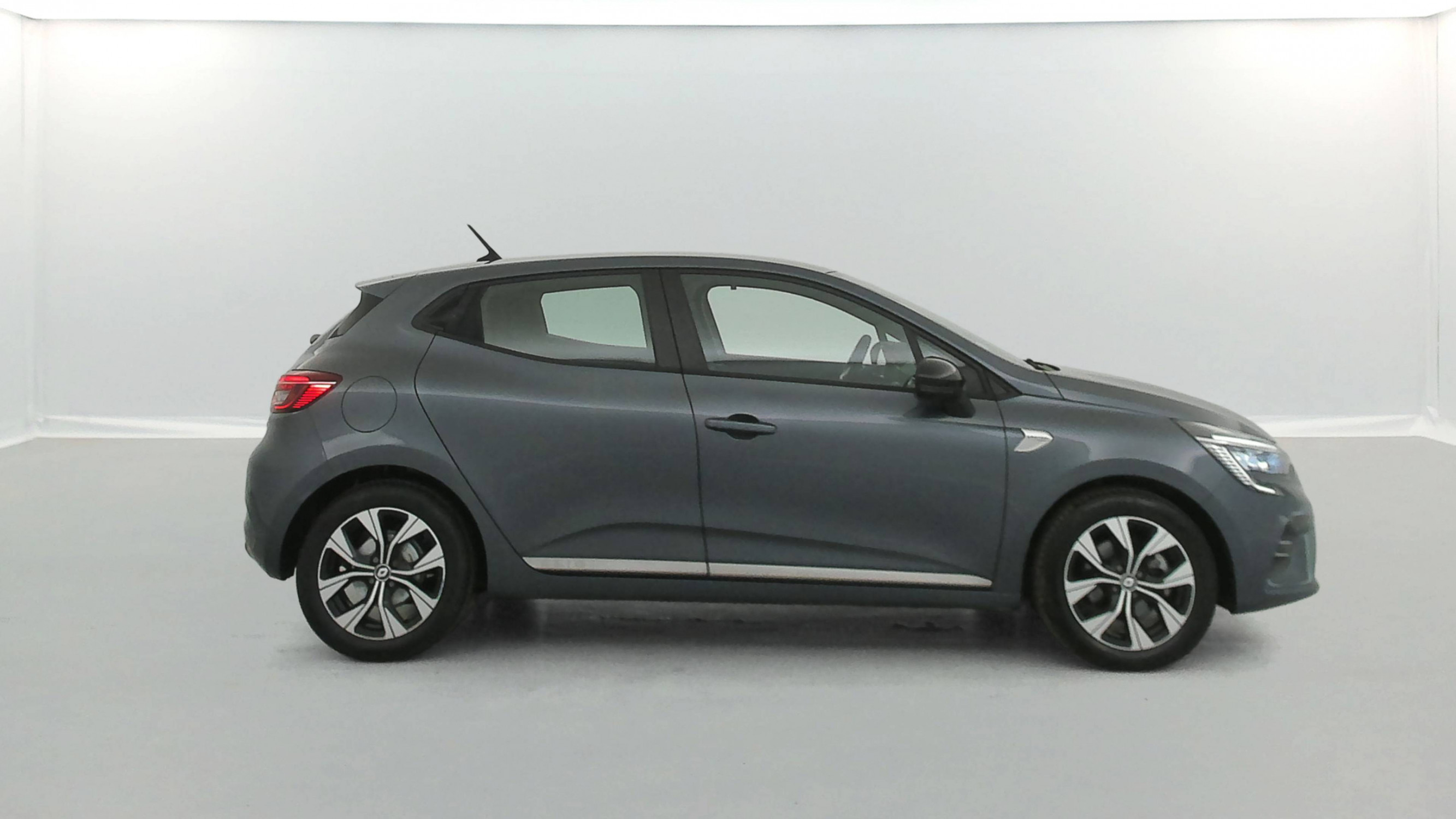 Vente en ligne Renault Clio 5 Clio E-Tech 140 - 21N au prix de 16 990 €
