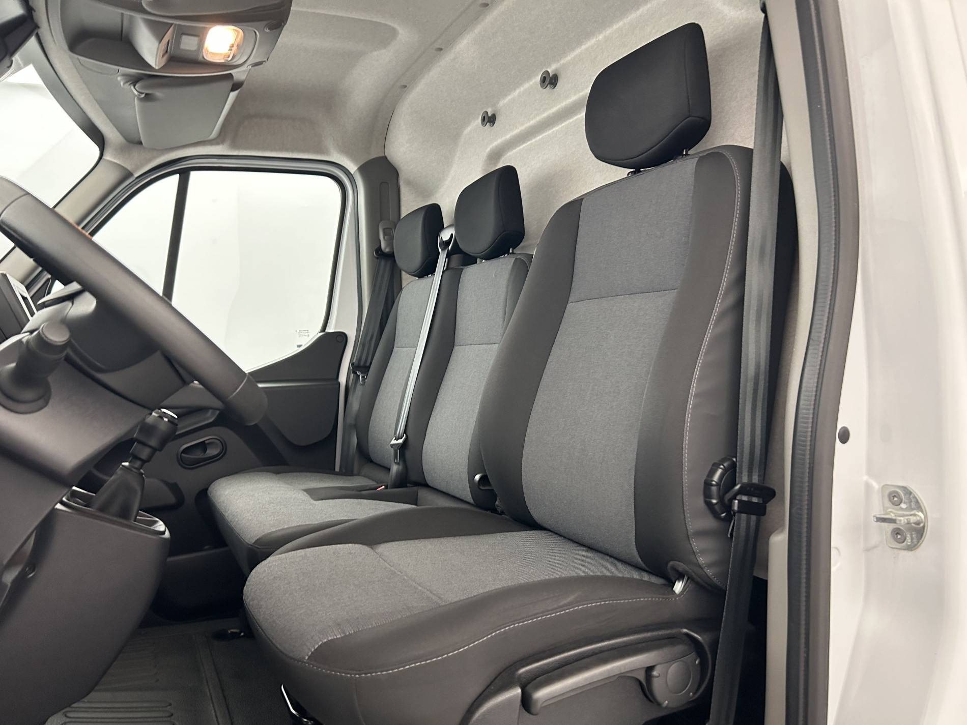 Vente en ligne Renault Master Fourgon MASTER FGN TRAC F3500 L3H3 BLUE DCI 135 au prix de 29 990 €