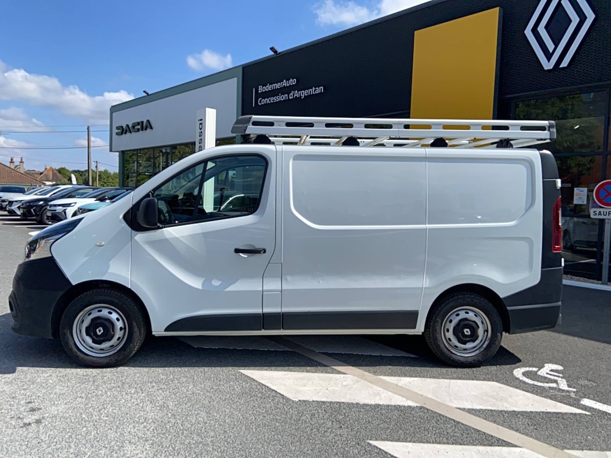 Vente en ligne Renault Trafic 3 Fourgon TRAFIC FGN L1H1 1000 KG DCI 95 E6 au prix de 14 990 €