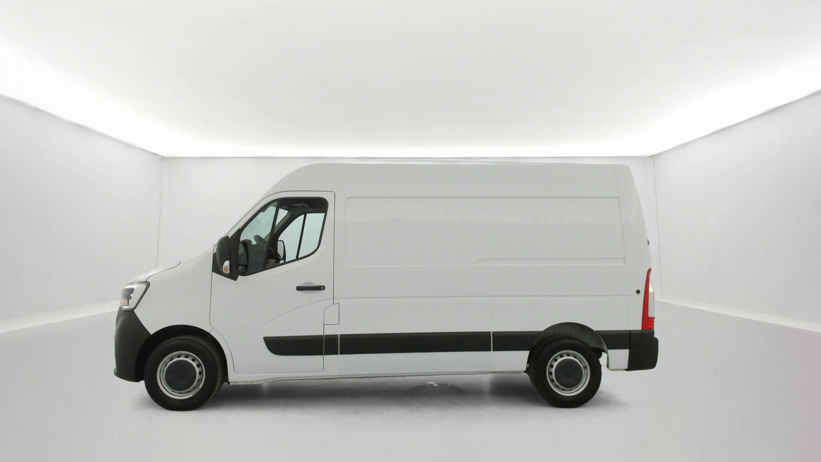 Vente en ligne Renault Master Fourgon MASTER FGN TRAC F3500 L2H2 BLUE DCI 135 au prix de 26 990 €