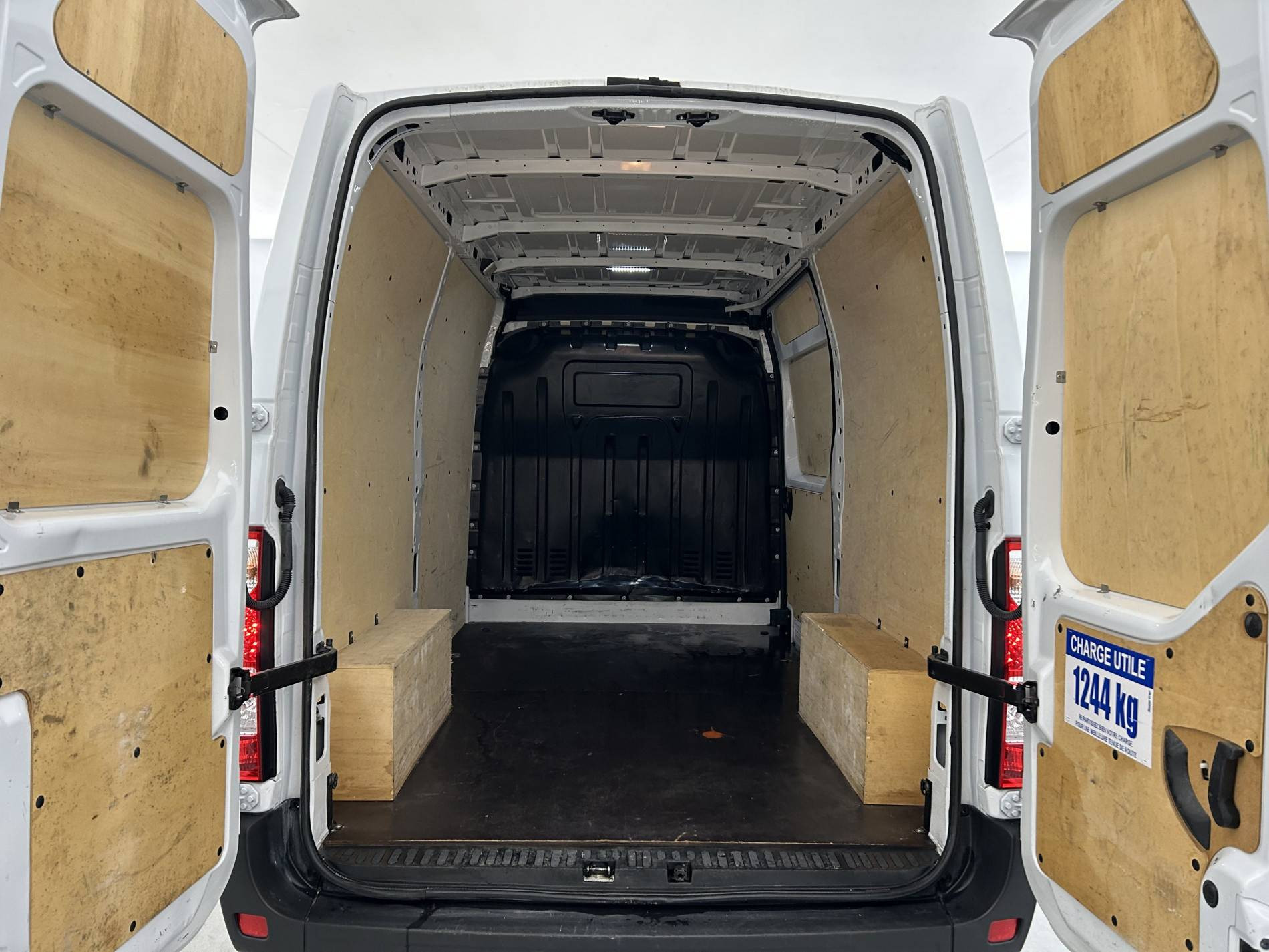 Vente en ligne Renault Master Fourgon MASTER FGN TRAC F3500 L2H2 BLUE DCI 135 au prix de 24 990 €