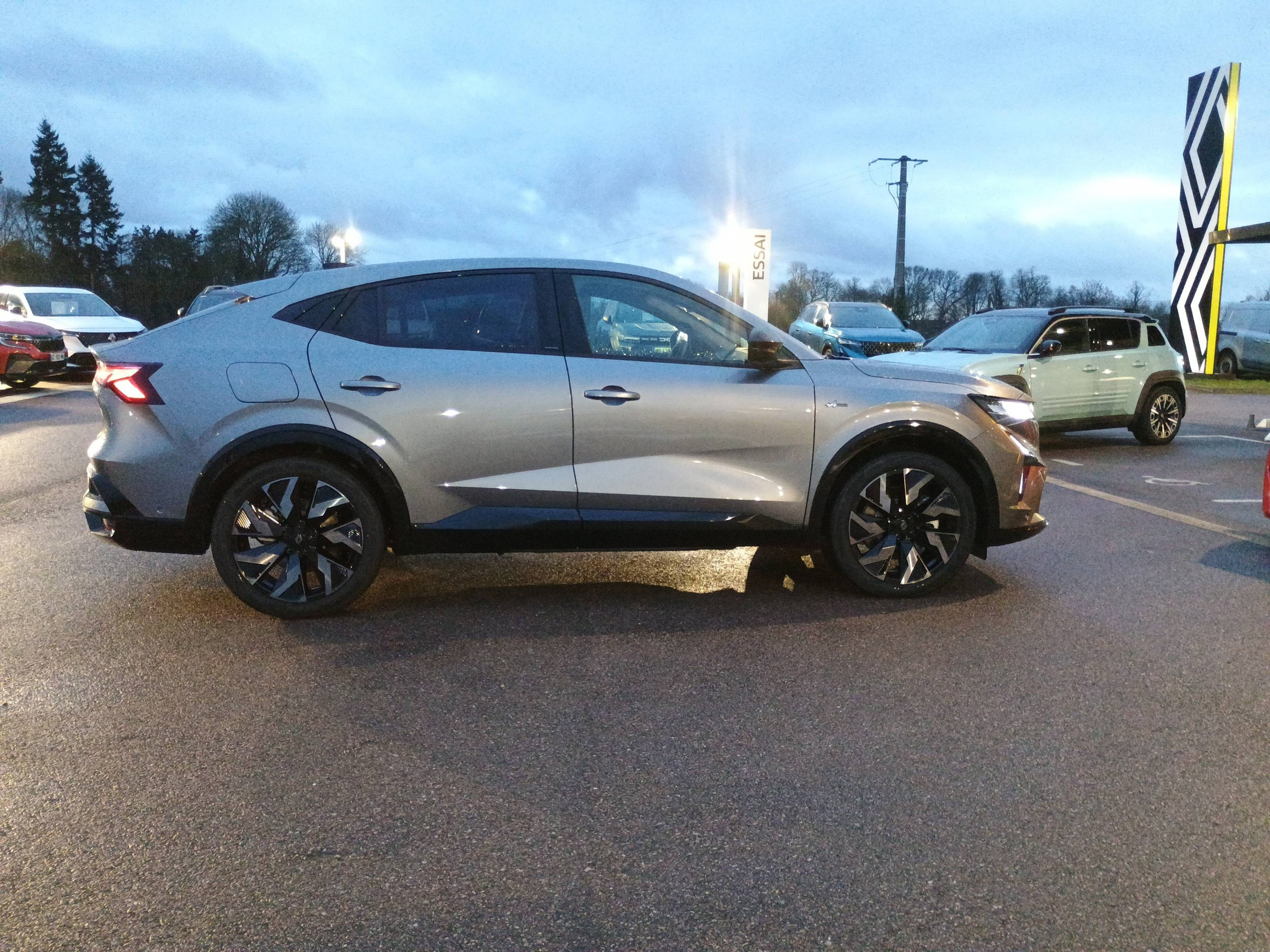 Vente en ligne Renault Rafale  hyper hybrid E-Tech 300 ch 4x4 au prix de 57 490 €