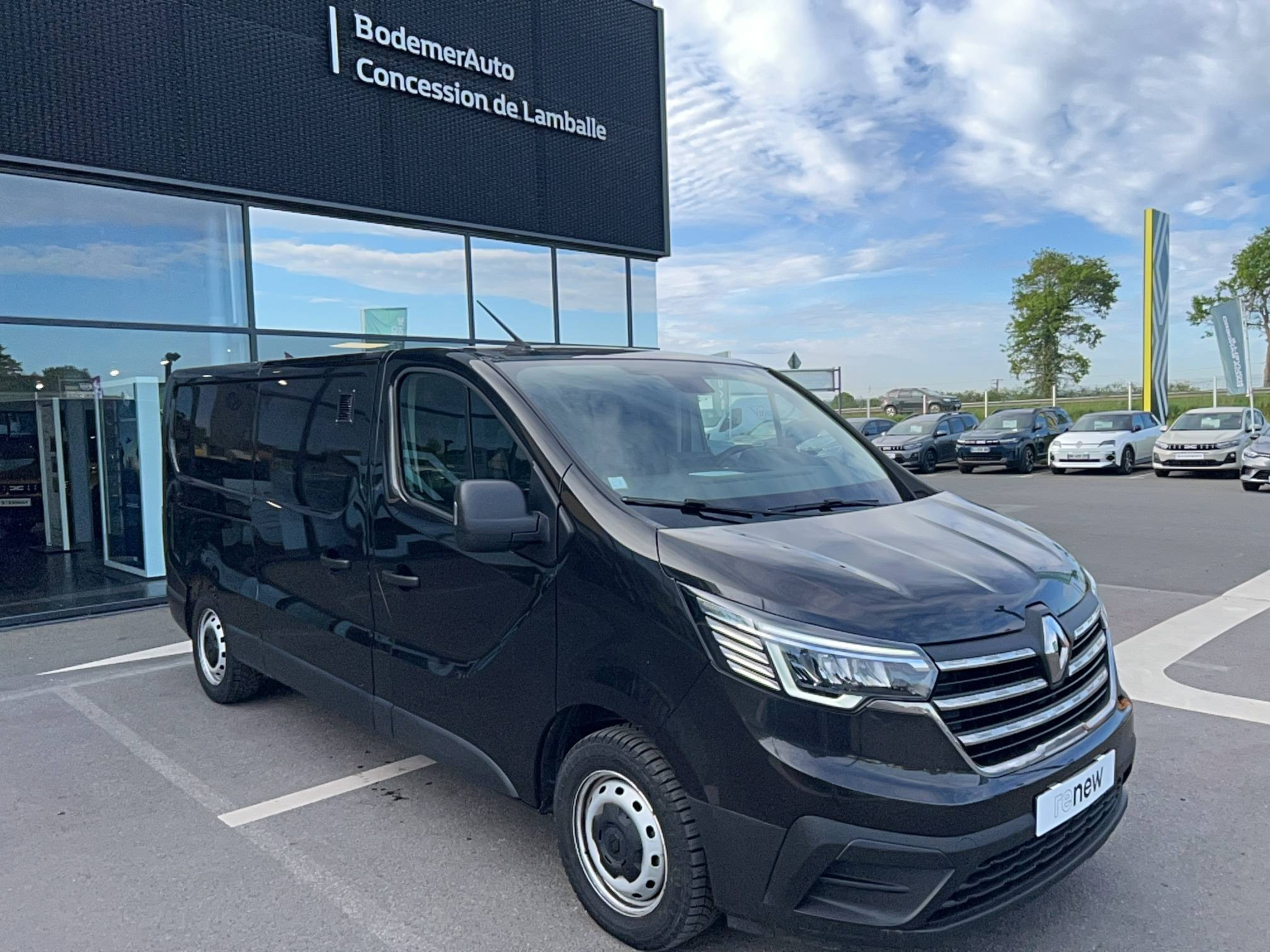 Vente en ligne Renault Trafic 3 Fourgon TRAFIC FGN L2H1 3000 KG BLUE DCI 130 au prix de 17 990 €