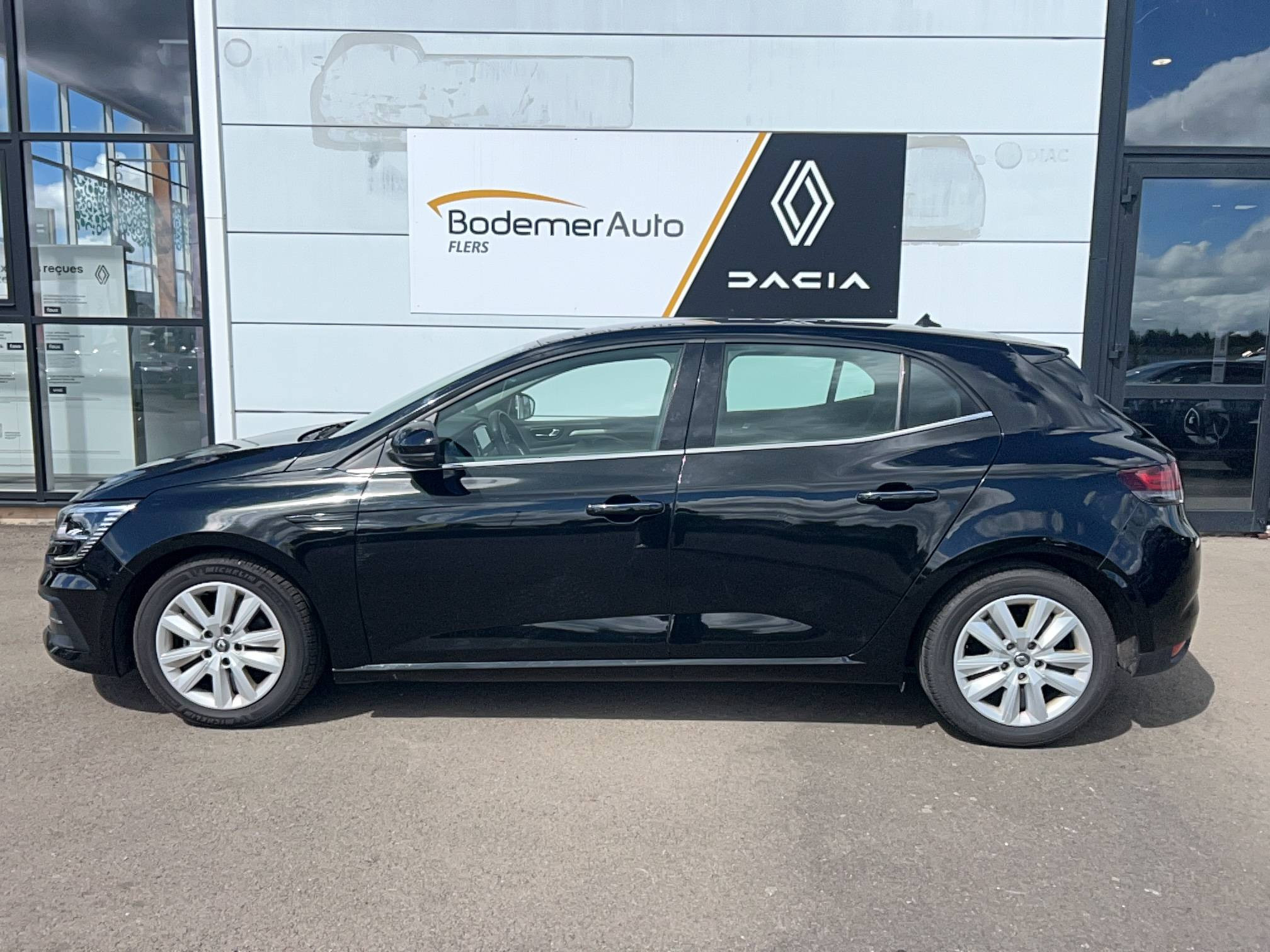 Vente en ligne Renault Megane 4 Mégane IV Berline Blue dCi 115 EDC au prix de 15 990 €