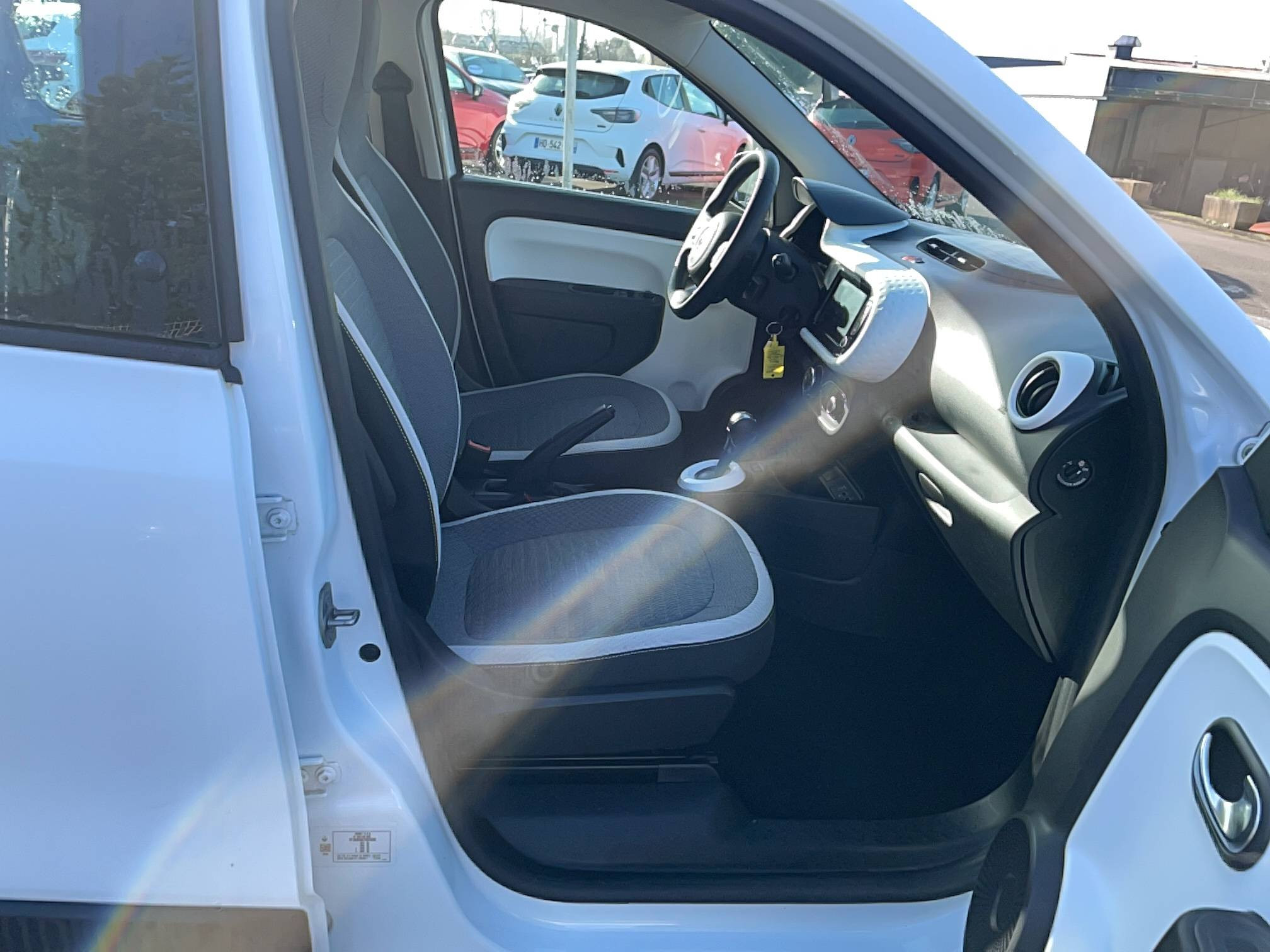 Vente en ligne Renault Twingo Electrique Twingo III E-Tech au prix de 11 490 €