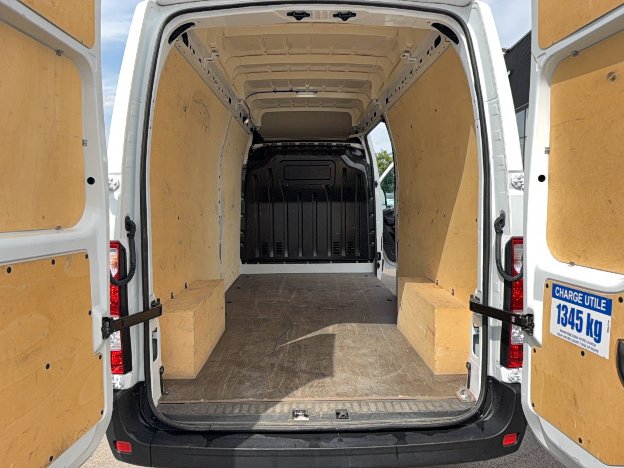 Vente en ligne Renault Master Fourgon MASTER FGN TRAC F3500 L3H3 BLUE DCI 135 au prix de 23 990 €
