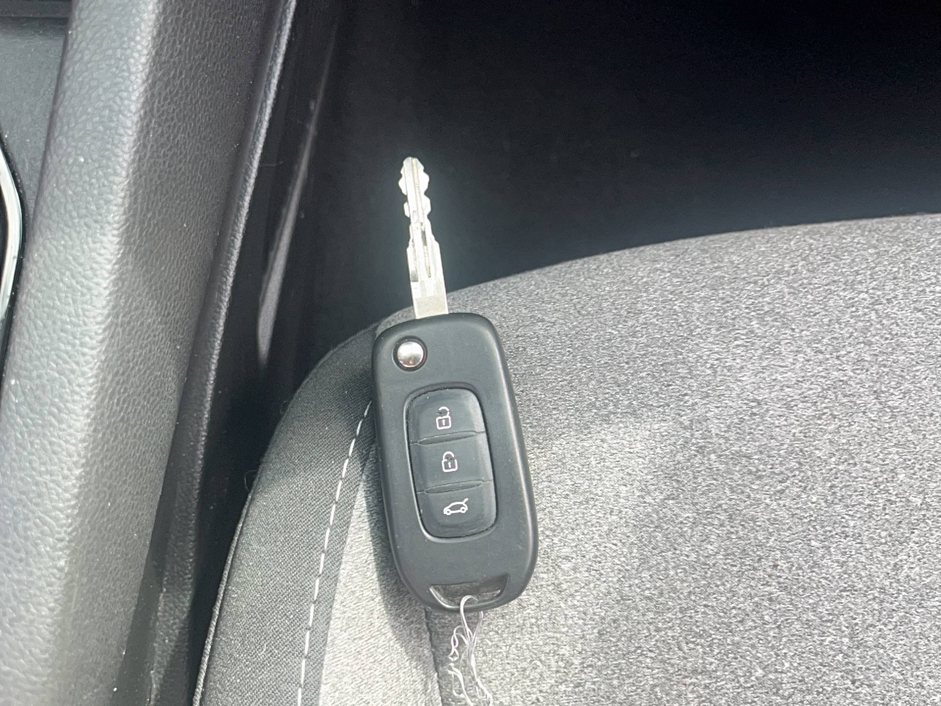 Vente en ligne Renault Clio 5 CLIO SOCIETE BLUE DCI 100 hc GSR2 au prix de 1 €