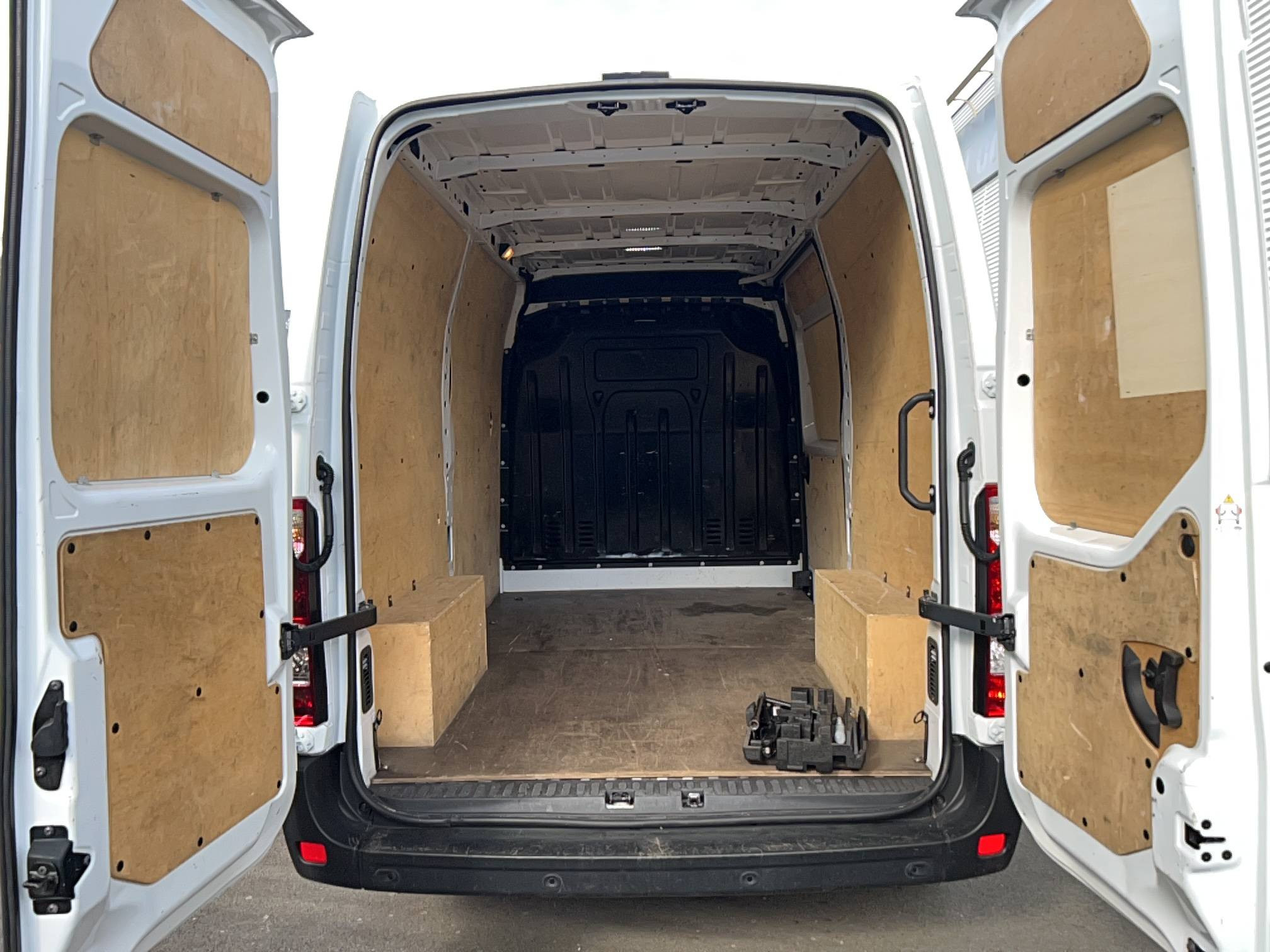 Vente en ligne Renault Master Fourgon MASTER FGN TRAC F3500 L2H2 BLUE DCI 135 au prix de 23 590 €