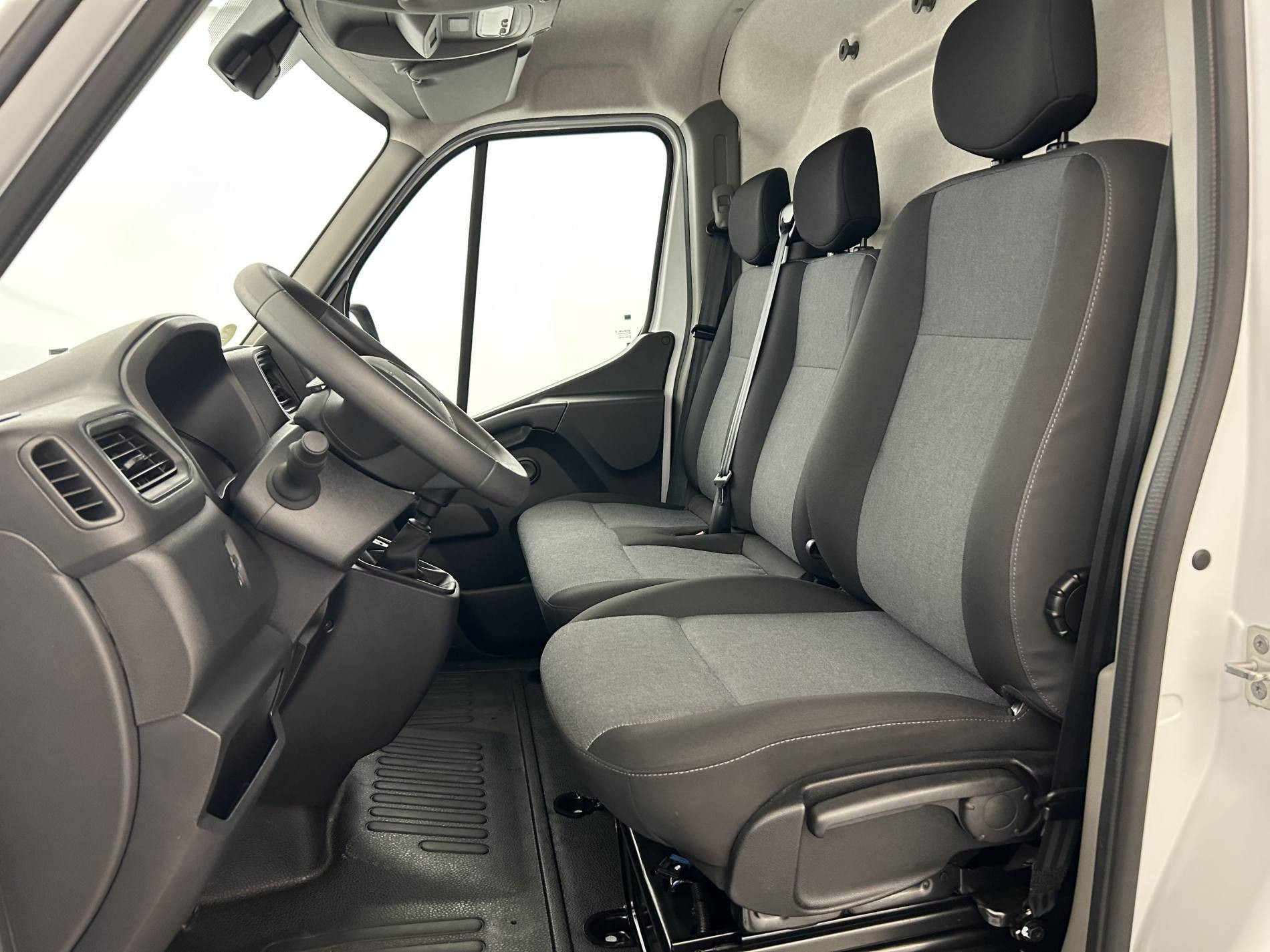 Vente en ligne Renault Master Fourgon MASTER FGN TRAC F3500 L3H3 BLUE DCI 135 au prix de 26 990 €