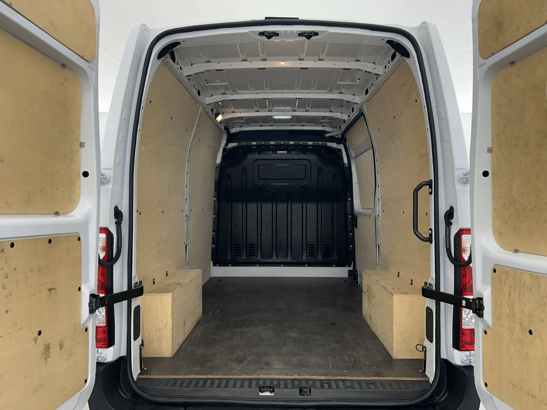 Vente en ligne Renault Master Fourgon MASTER FGN TRAC F3500 L2H2 BLUE DCI 135 au prix de 26 990 €