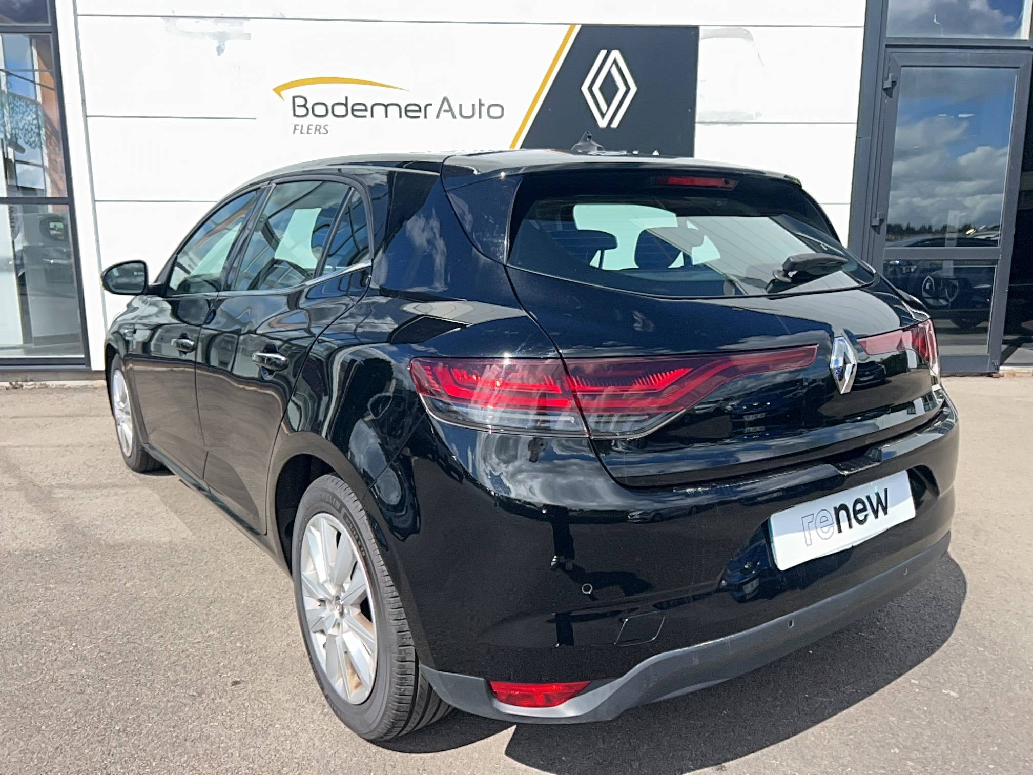 Vente en ligne Renault Megane 4 Mégane IV Berline Blue dCi 115 EDC au prix de 15 990 €