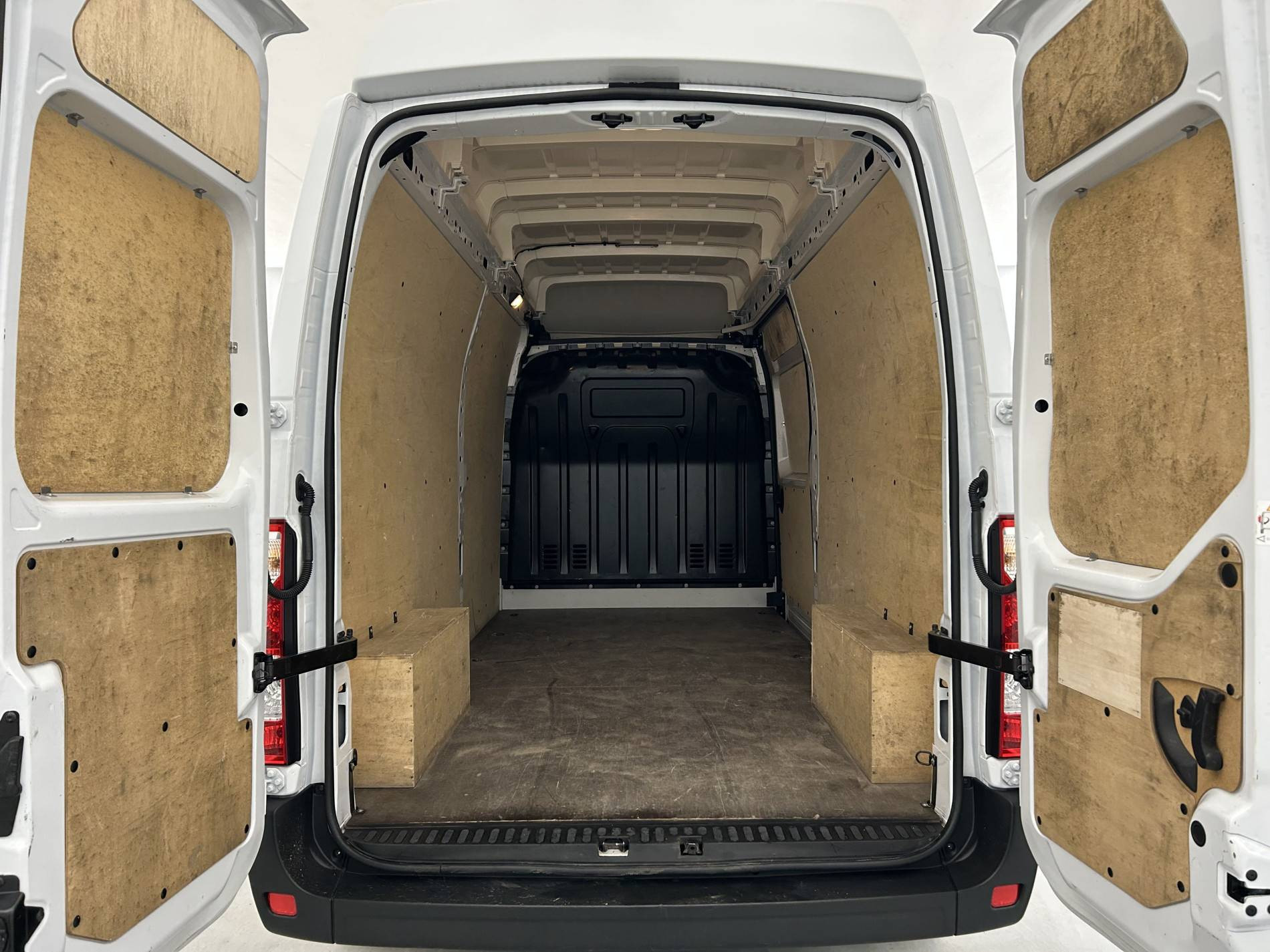 Vente en ligne Renault Master Fourgon MASTER FGN TRAC F3500 L3H3 BLUE DCI 135 au prix de 29 999 €