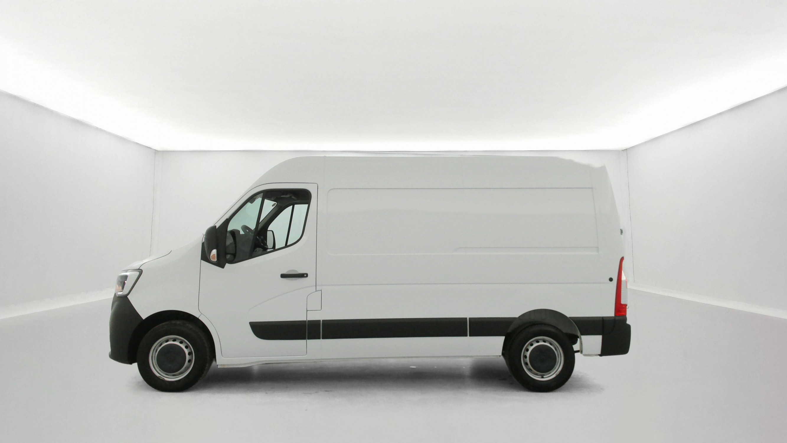 Vente en ligne Renault Master Fourgon MASTER FGN TRAC F3500 L2H2 BLUE DCI 135 au prix de 27 990 €