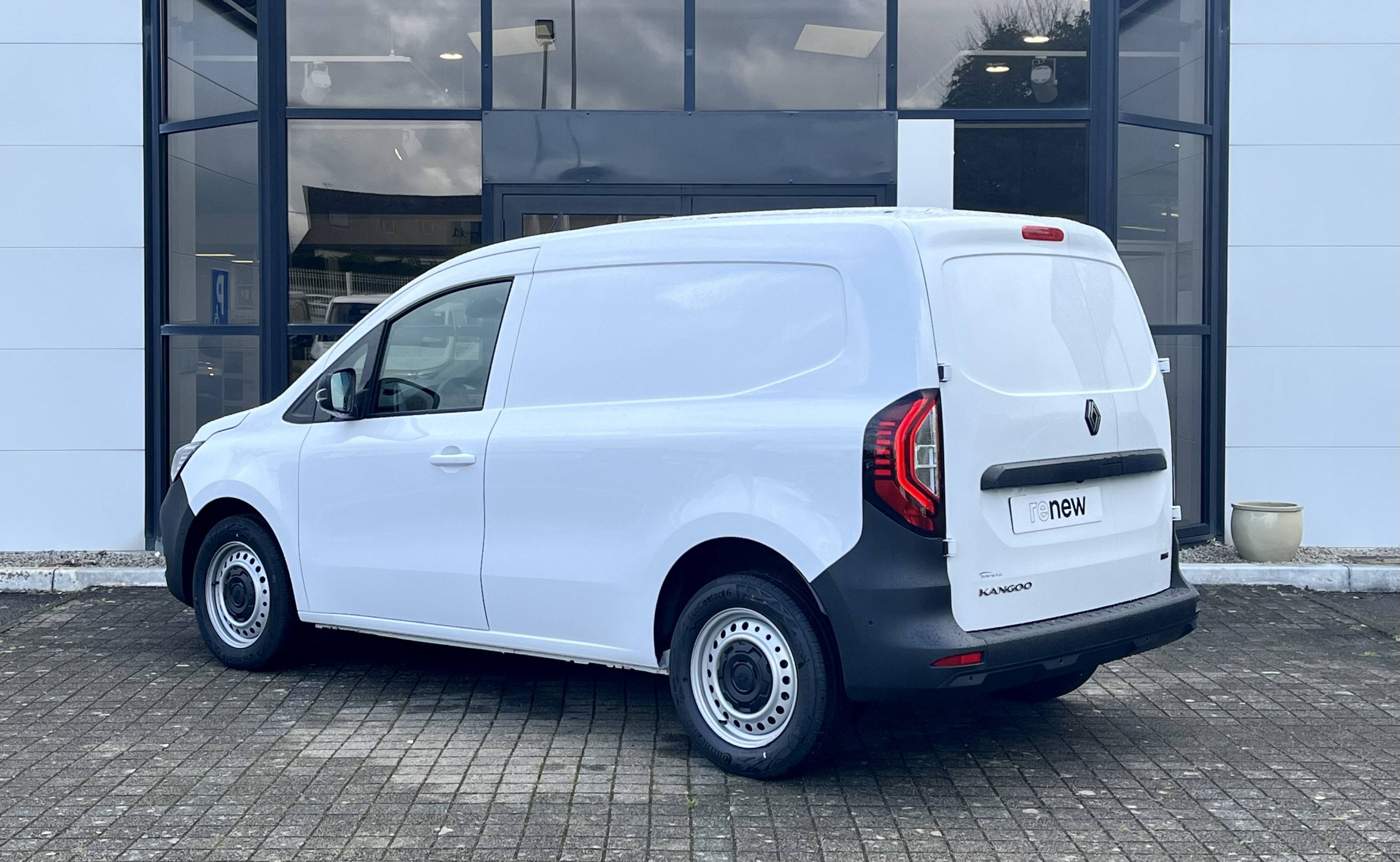 Vente en ligne Renault Kangoo Van E-Tech  FG TOLE L1 AC22/DC80 GSR2 au prix de 30 990 €