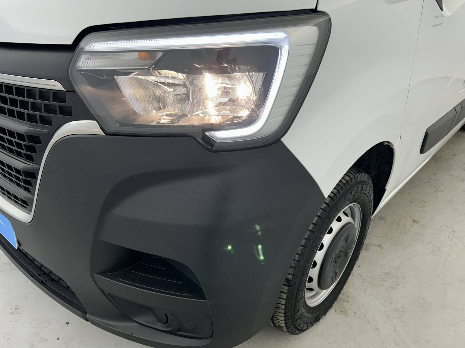 Vente en ligne Renault Master Fourgon MASTER FGN TRAC F3500 L2H2 BLUE DCI 135 au prix de 24 990 €