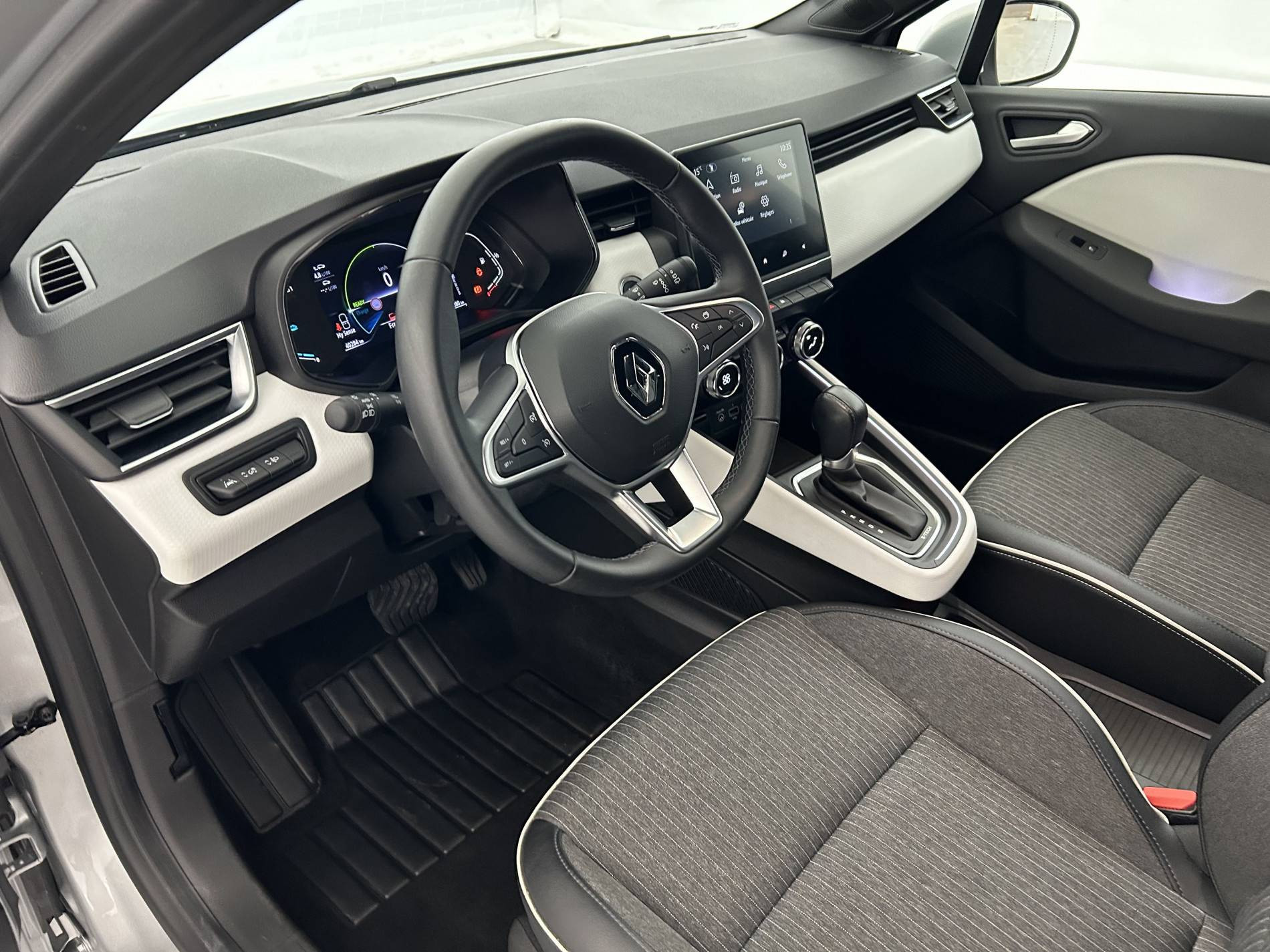 Vente en ligne Renault Clio 5 Clio E-Tech 140 - 21N au prix de 16 890 €