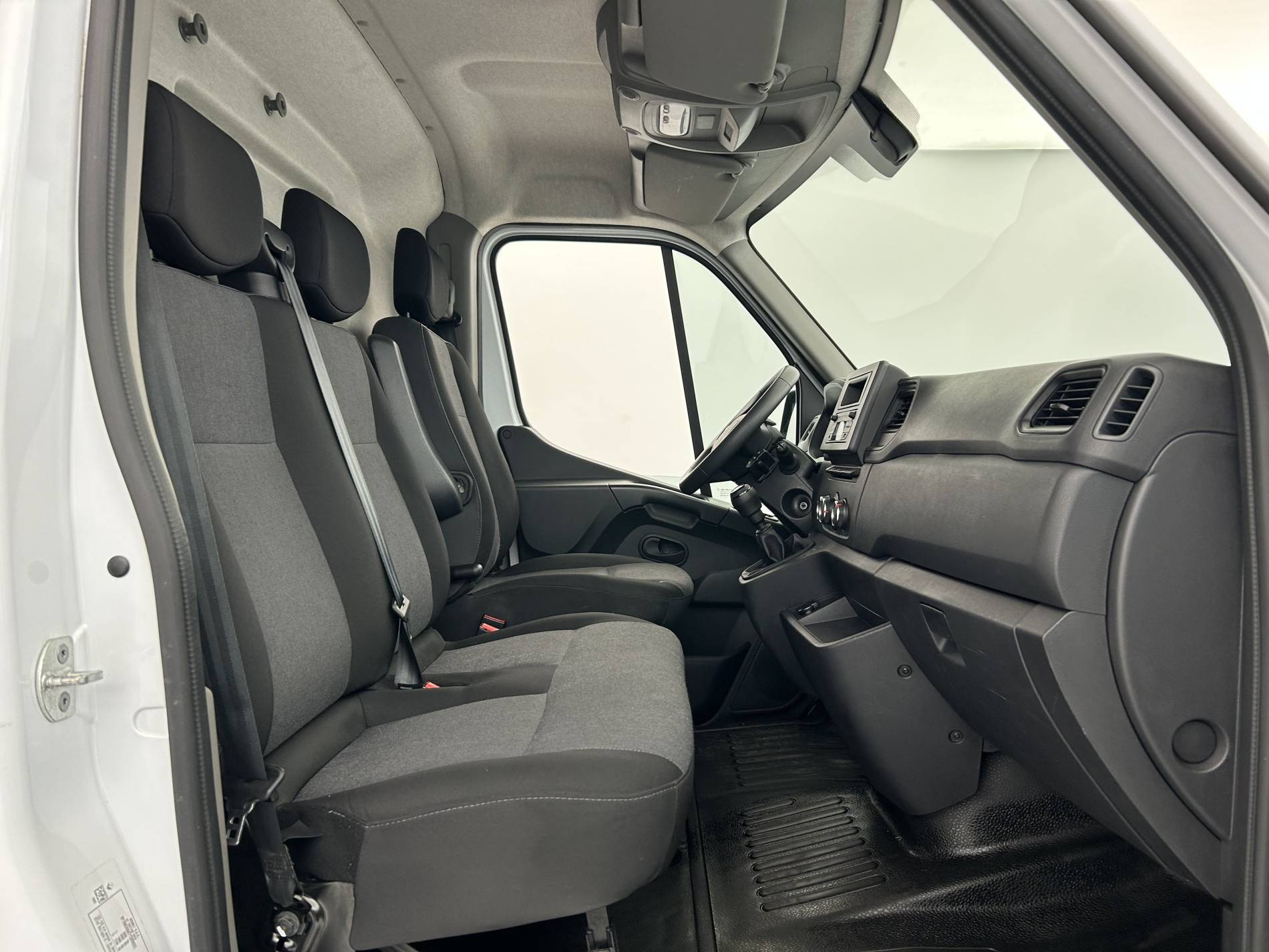 Vente en ligne Renault Master Fourgon MASTER FGN TRAC F3500 L2H2 BLUE DCI 135 au prix de 24 590 €