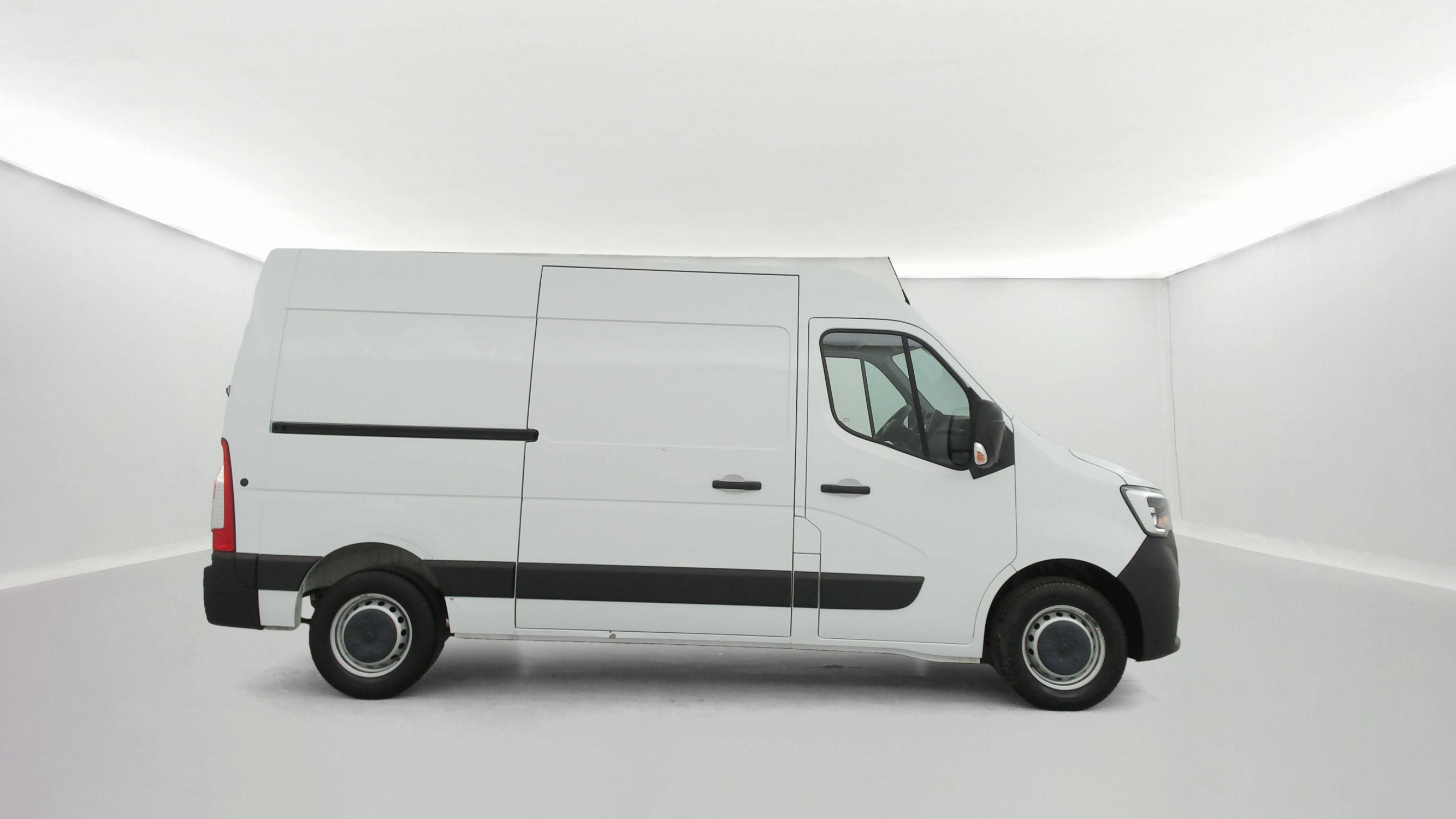 Vente en ligne Renault Master Fourgon MASTER FGN TRAC F3500 L2H2 BLUE DCI 135 au prix de 22 990 €
