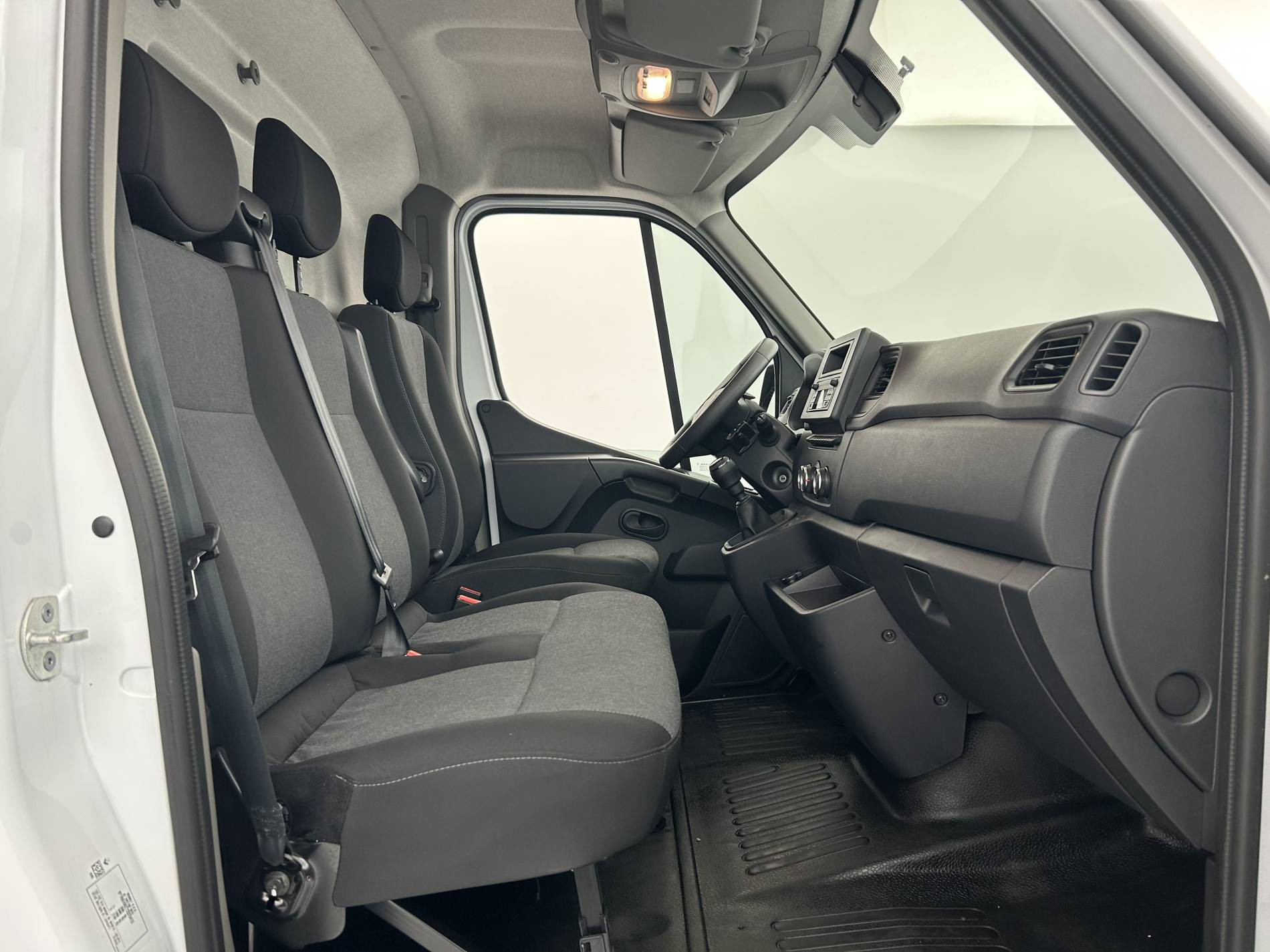 Vente en ligne Renault Master Fourgon MASTER FGN TRAC F3500 L2H2 BLUE DCI 135 au prix de 24 990 €