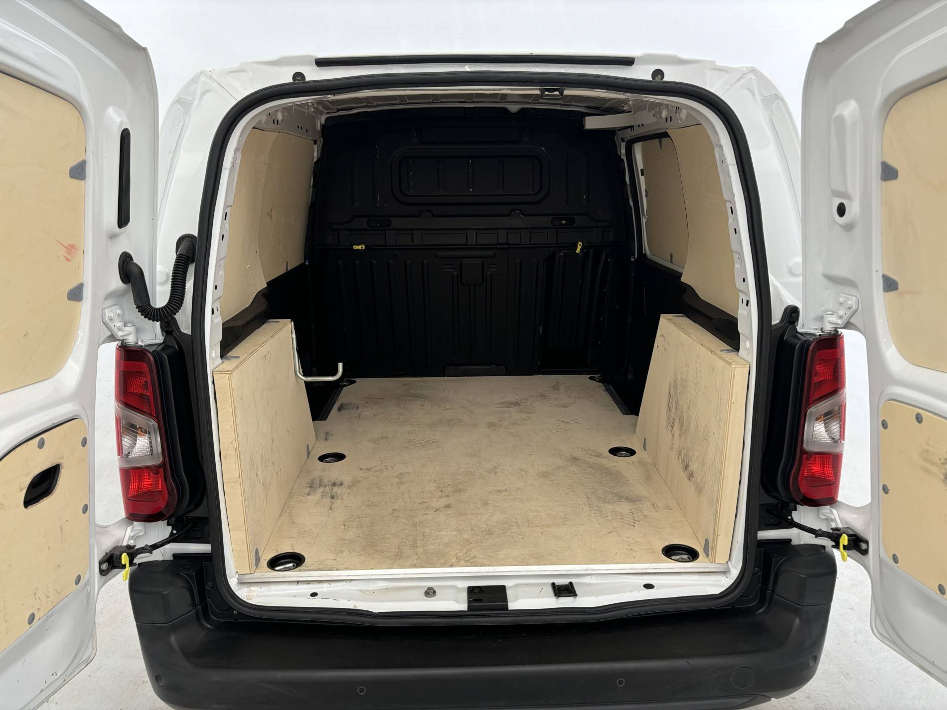 Vente en ligne Peugeot Partner Fourgon  STANDARD 650 KG BLUEHDI 100 S&S BVM5 au prix de 11 990 €