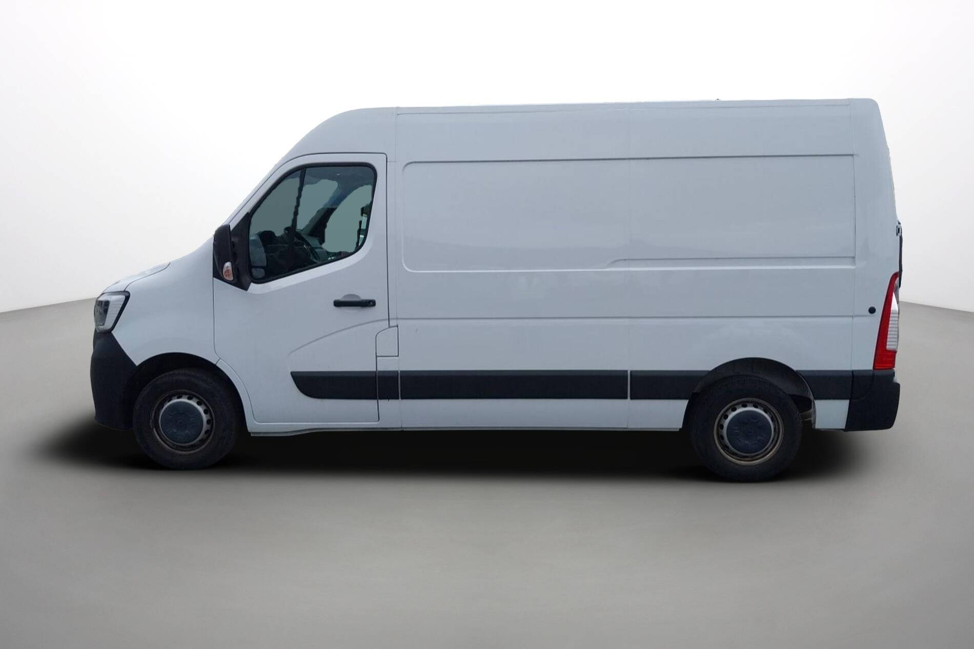 Vente en ligne Renault Master Fourgon MASTER FGN TRAC F3500 L2H2 BLUE DCI 135 au prix de 23 490 €