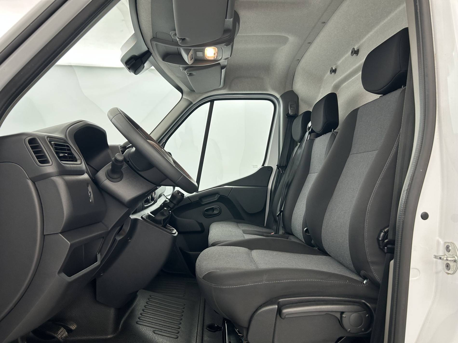 Vente en ligne Renault Master Fourgon MASTER FGN TRAC F3500 L3H3 BLUE DCI 135 au prix de 28 990 €