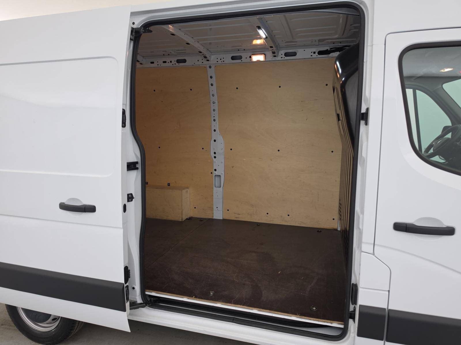Vente en ligne Renault Master Fourgon MASTER FGN TRAC F3500 L2H2 BLUE DCI 135 au prix de 25 990 €
