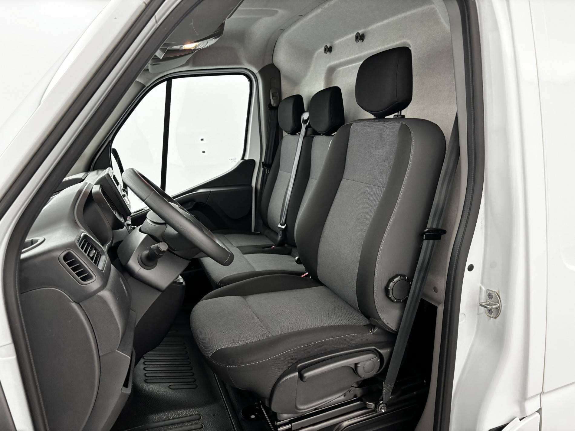 Vente en ligne Renault Master Fourgon MASTER FGN TRAC F3500 L2H2 BLUE DCI 135 au prix de 23 590 €