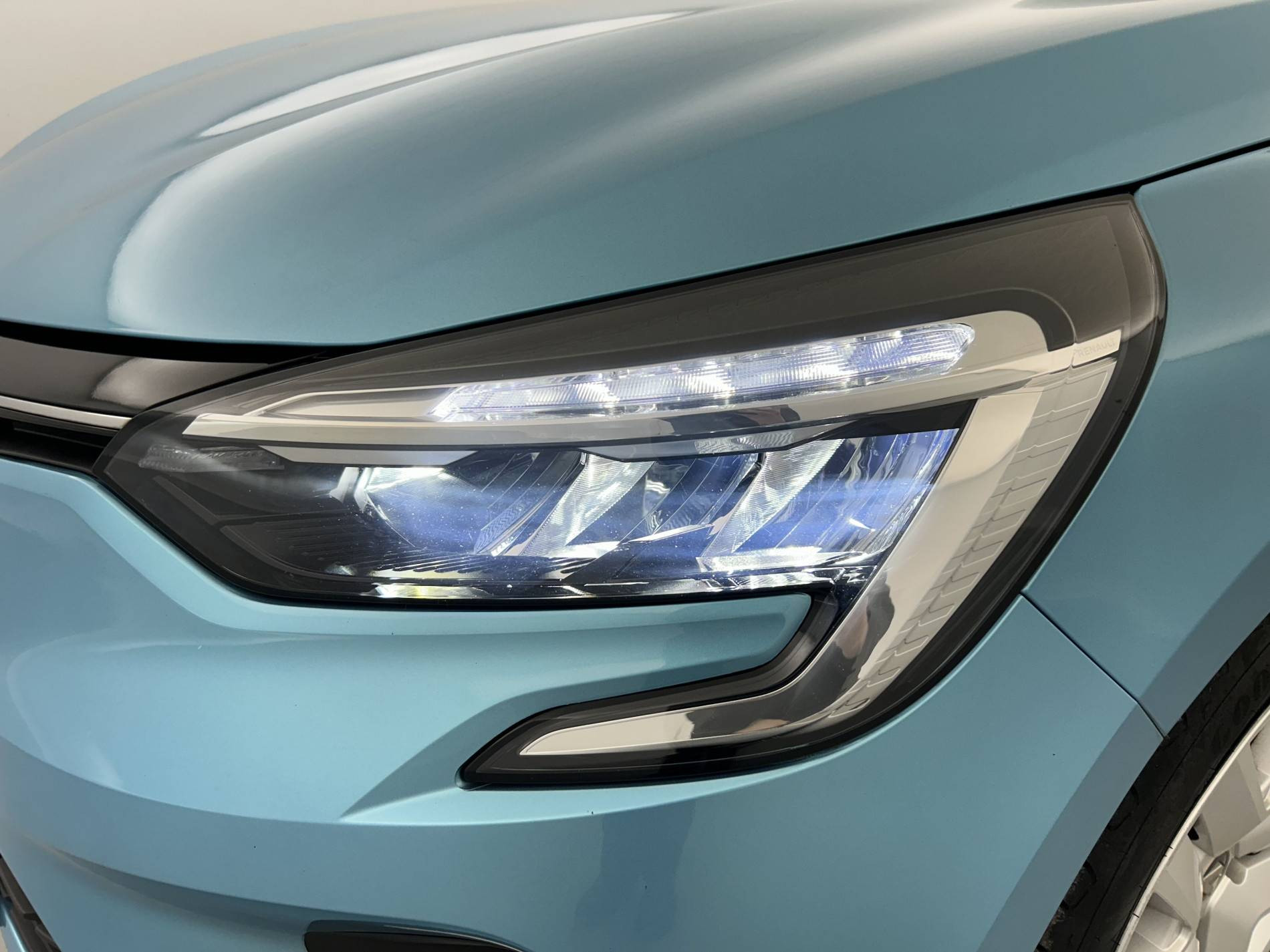 Vente en ligne Renault Clio 5 Clio E-Tech 140 - 21N au prix de 15 390 €