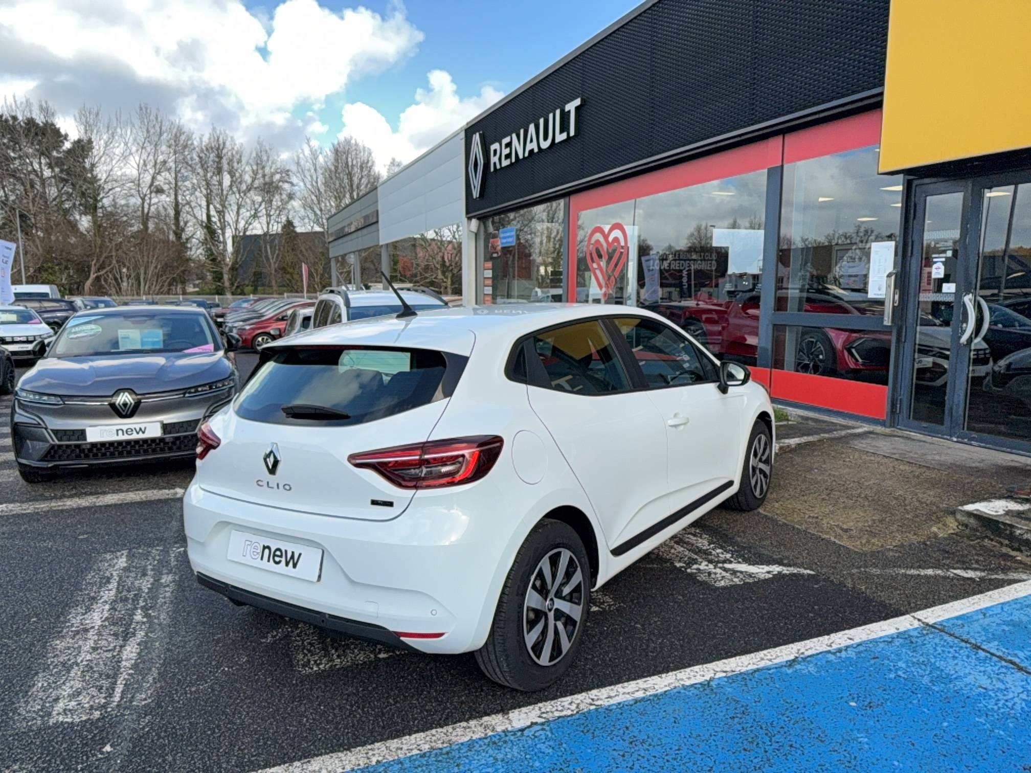 Vente en ligne Renault Clio 5 Clio E-Tech full hybrid 145 au prix de 18 690 €