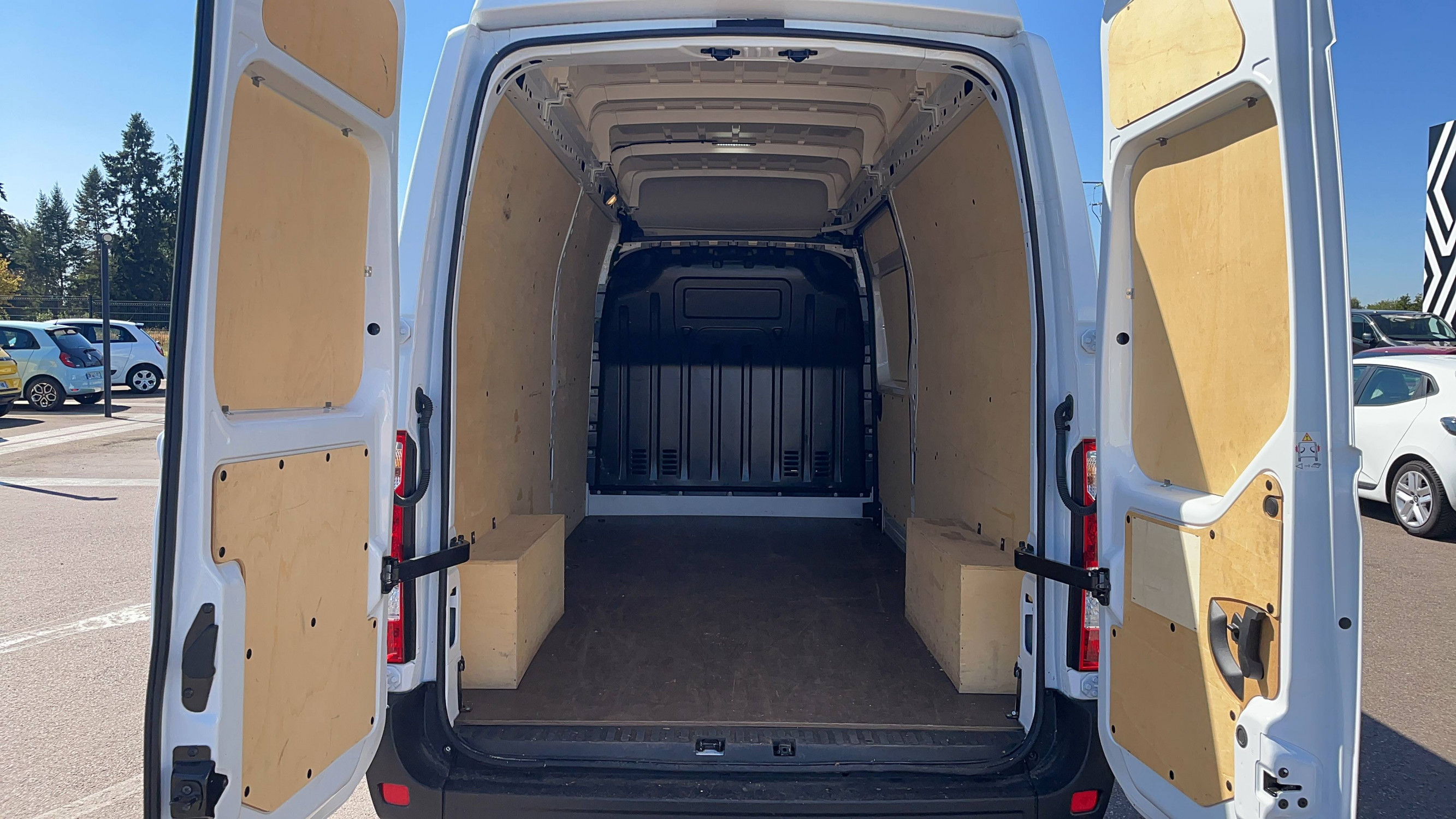 Vente en ligne Renault Master Fourgon MASTER FGN TRAC F3500 L3H3 BLUE DCI 135 au prix de 25 700 €