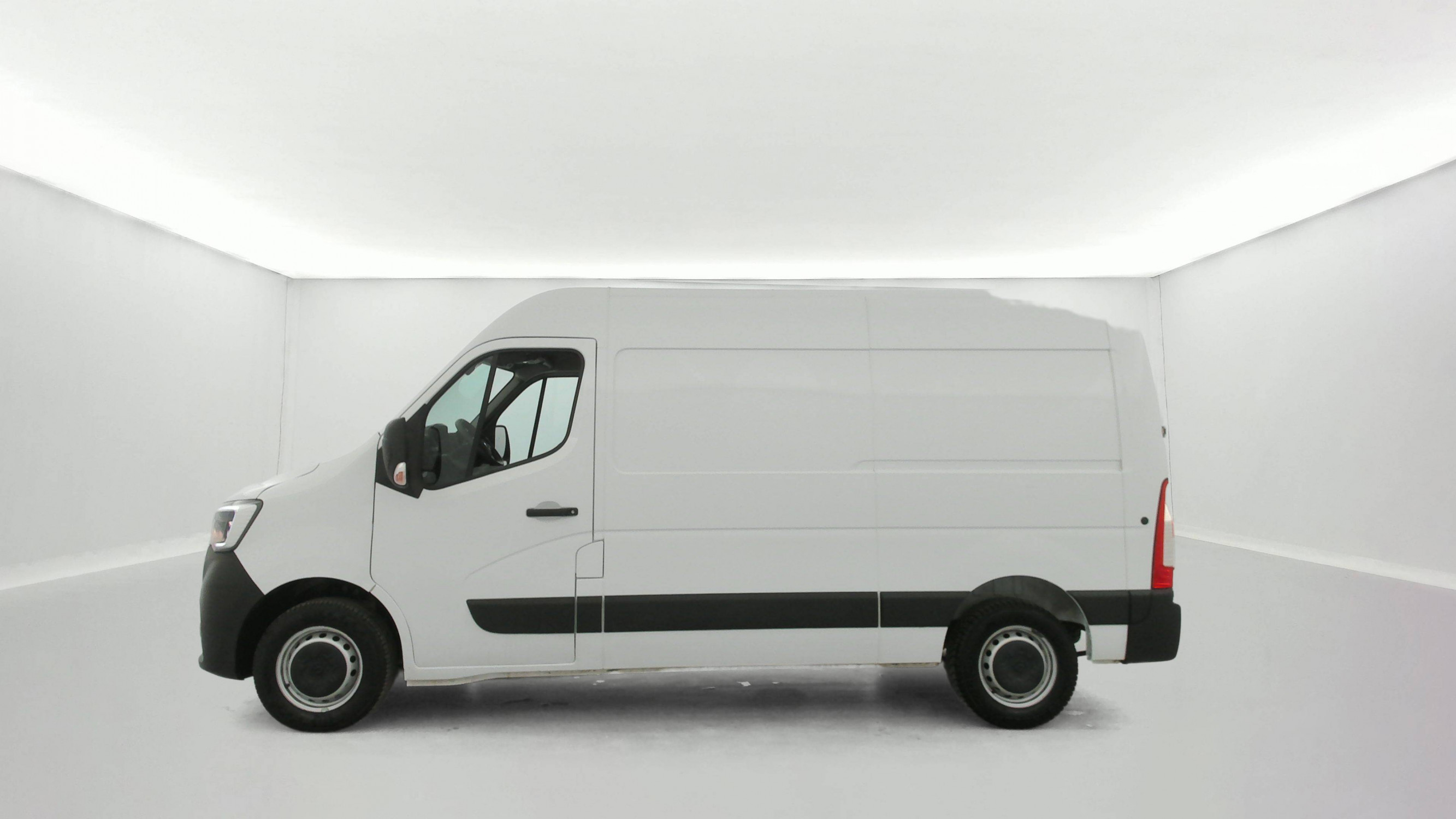 Vente en ligne Renault Master Fourgon MASTER FGN TRAC F3500 L2H2 BLUE DCI 135 au prix de 23 990 €