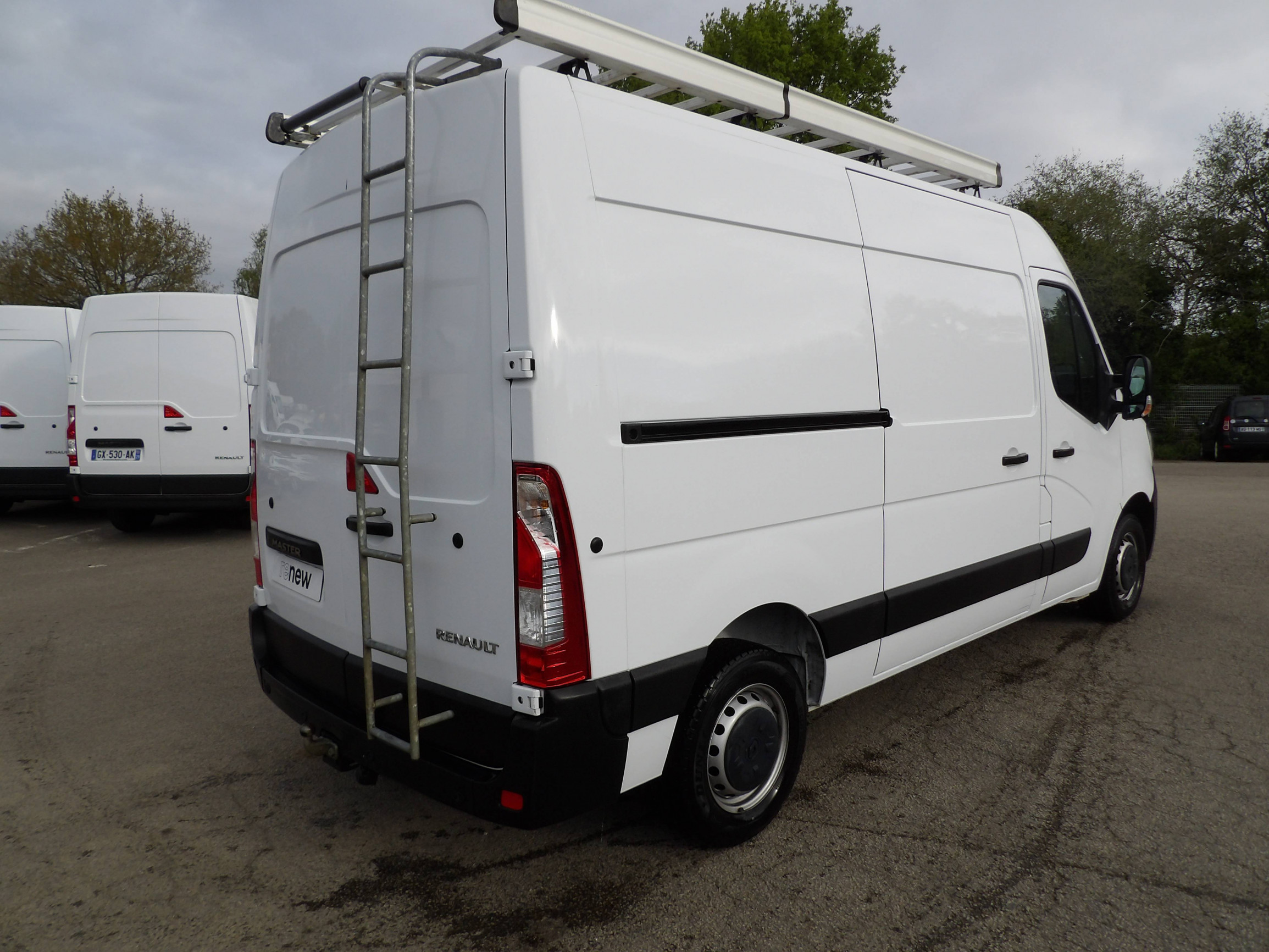 Vente en ligne Renault Master Fourgon MASTER FGN TRAC F3300 L2H2 BLUE DCI 135 au prix de 22 490 €