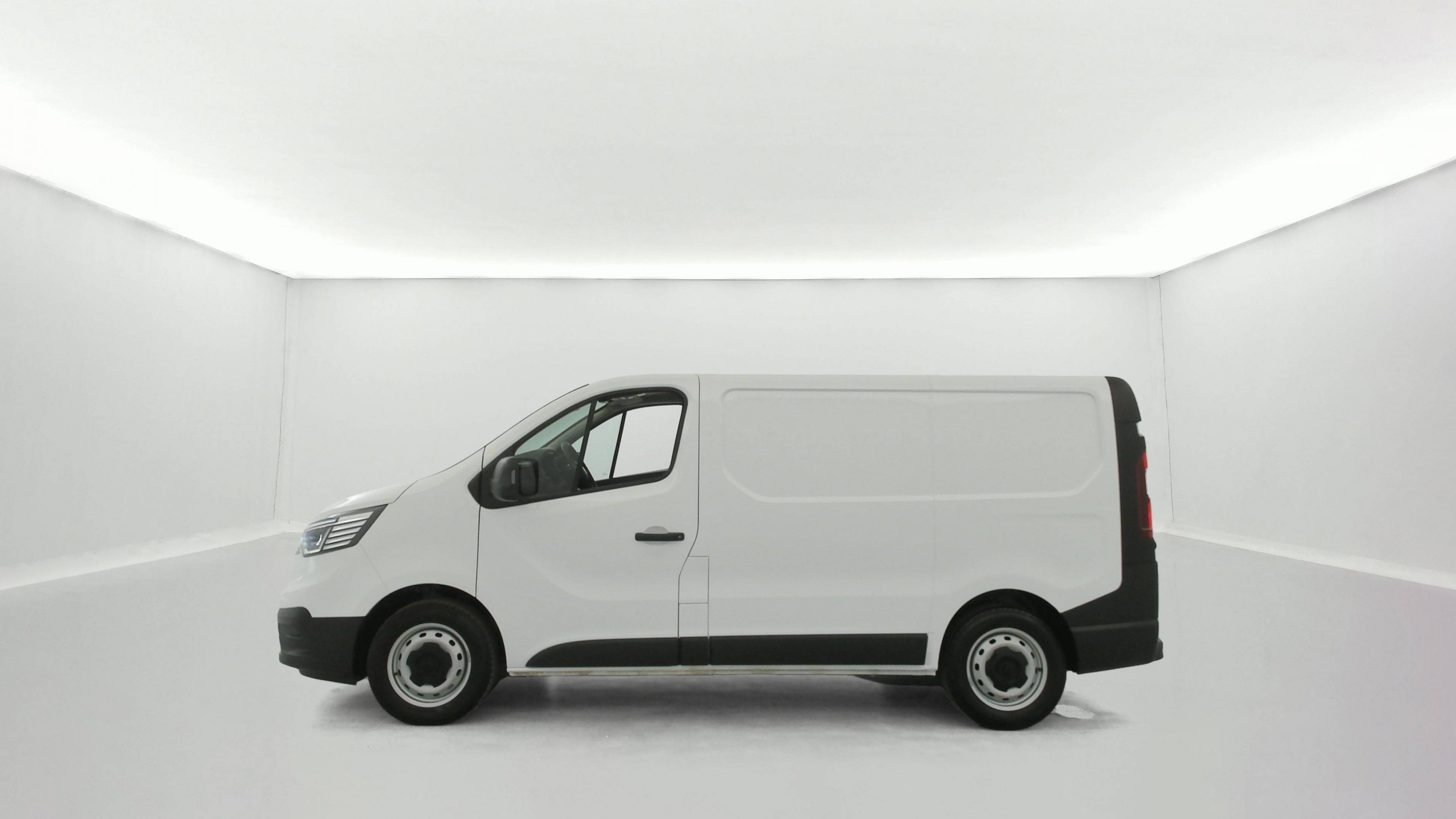 Vente en ligne Renault Trafic 3 Fourgon TRAFIC FG BLUE DCI 130 L1H1 3T GSR2 au prix de 23 990 €