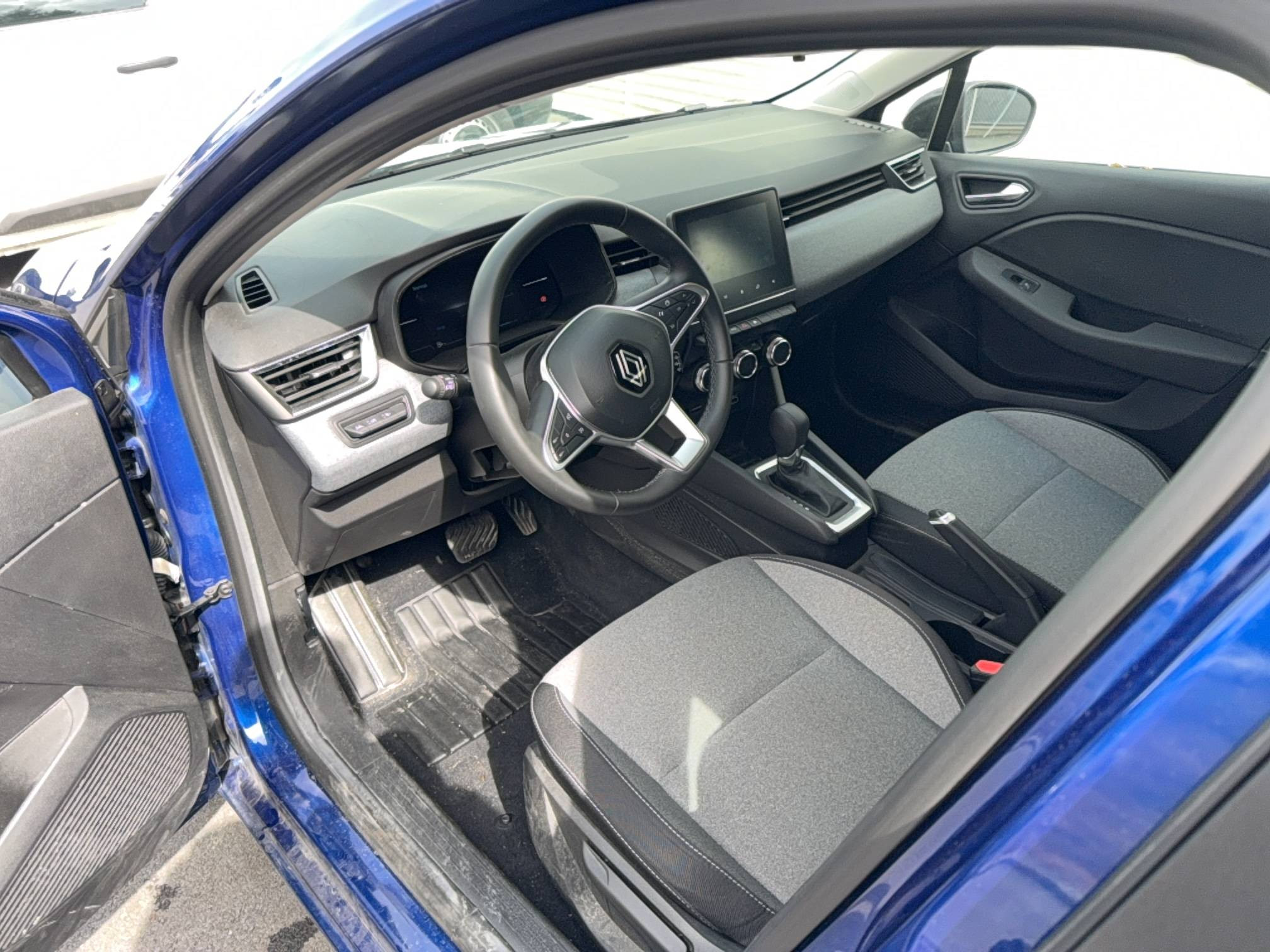 Vente en ligne Renault Clio 5 Clio E-Tech full hybrid 145 au prix de 17 990 €