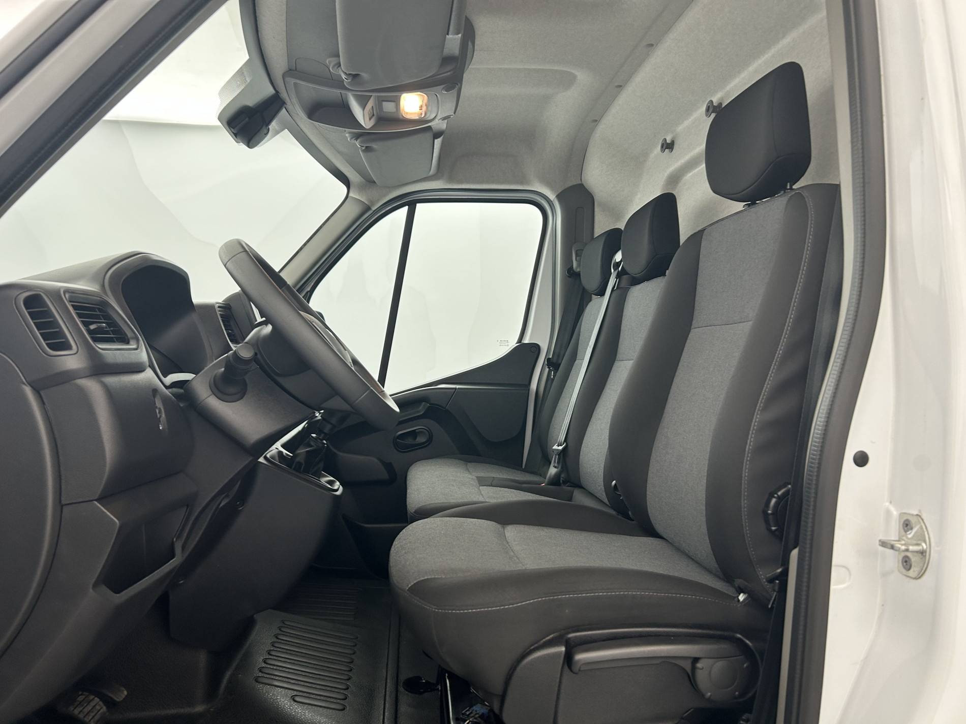 Vente en ligne Renault Master Fourgon MASTER FGN TRAC F3500 L3H3 BLUE DCI 135 au prix de 32 390 €