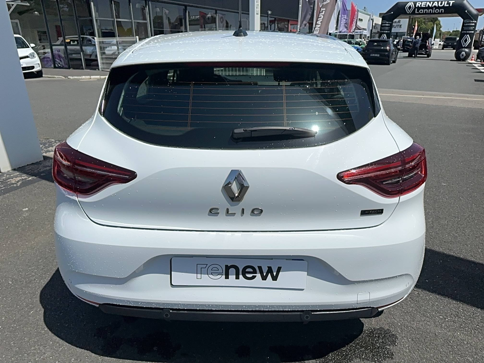 Vente en ligne Renault Clio 5 Clio E-Tech full hybrid 145 au prix de 15 790 €