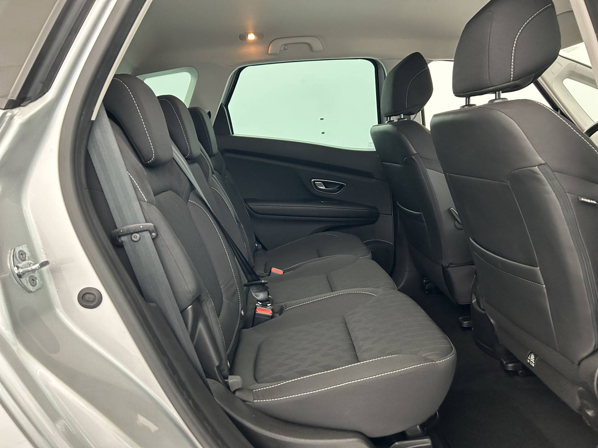 Vente en ligne Renault Scenic 4 Scenic TCe 115 FAP au prix de 13 390 €