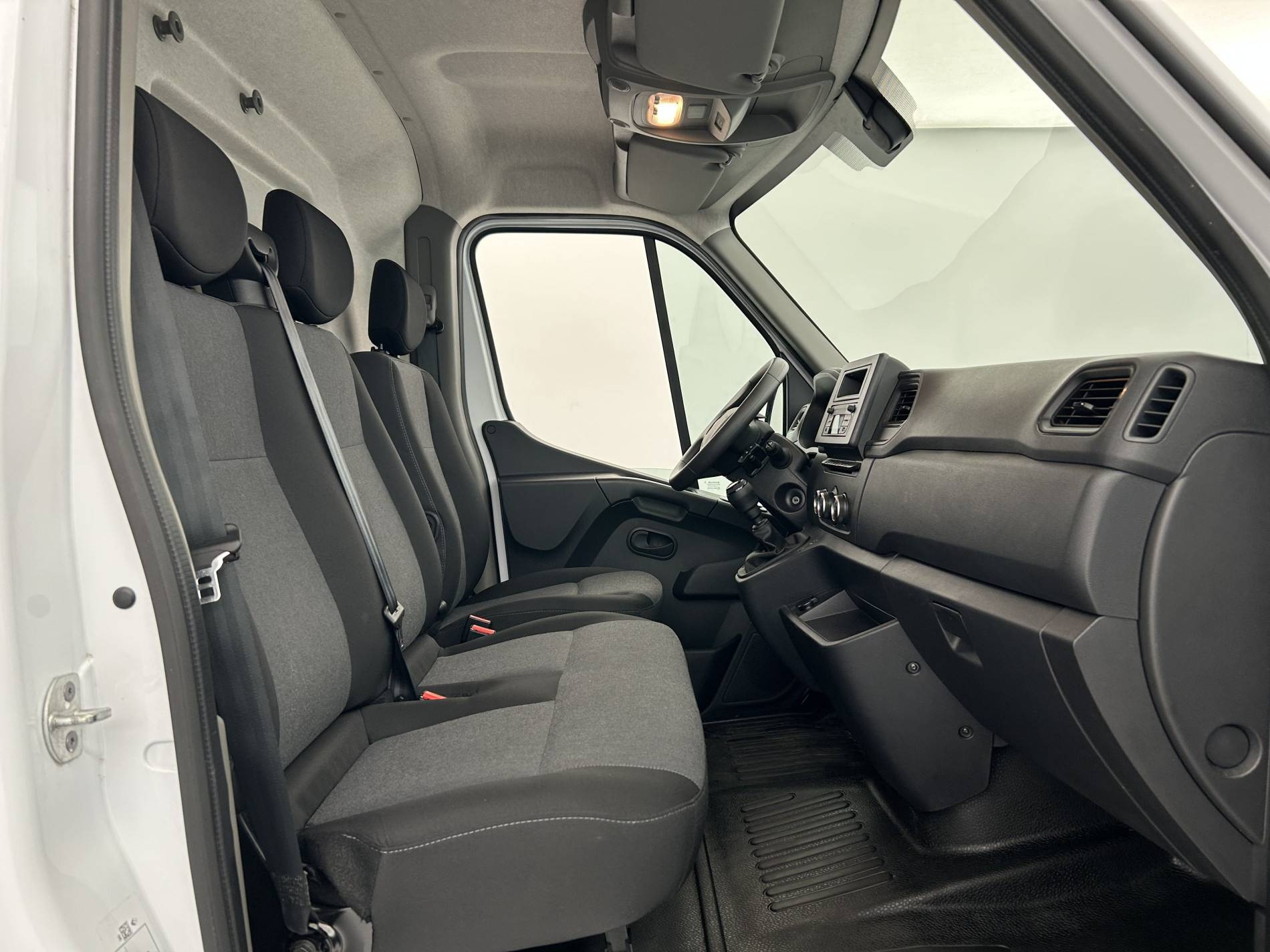 Vente en ligne Renault Master Fourgon MASTER FGN TRAC F3500 L3H3 BLUE DCI 135 au prix de 26 490 €
