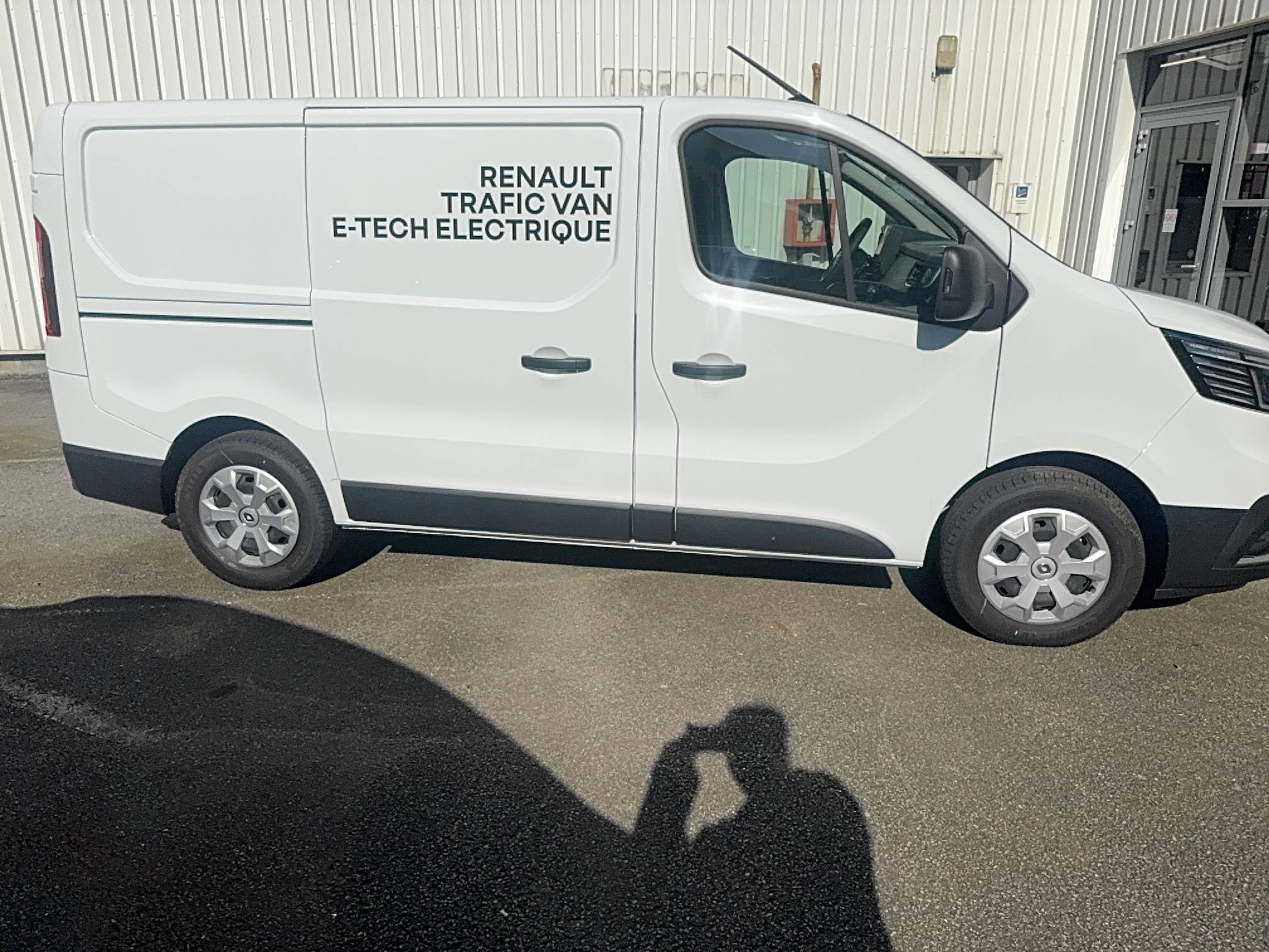 Vente en ligne Renault Trafic Van E-Tech FG GCF L1H1 52kWh AC22 au prix de 36 490 €